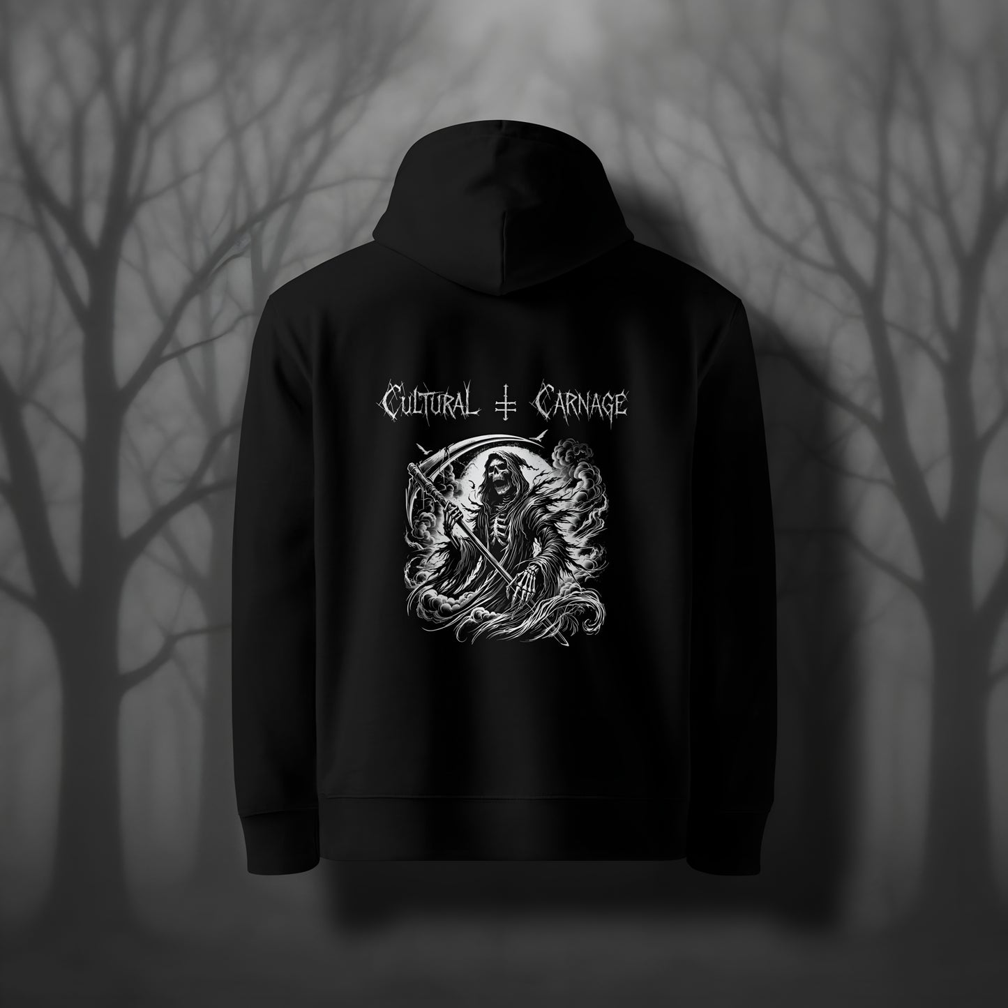 Schwarzer Gothic Hoodie mit düsterem Backprint: Sensenmann mit Kapuze und knochigem Gesicht, große Sende in den Händen, von Nebelschwaden umgeben; weißer Schriftzug "Cultural Carnage" darüber