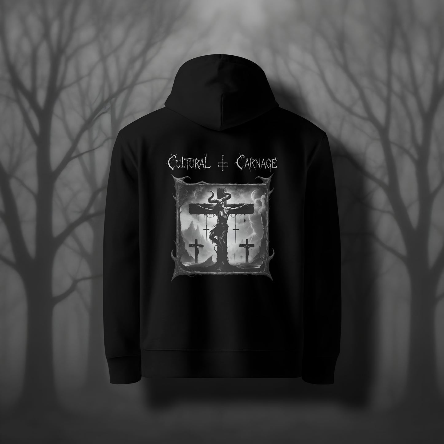 Schwarzer Gothic Hoodie mit düsterem Backprint: skelettierter Dämon mit Hörnern am Kreuz, umgeben von Kreuzen und Blitzen, apokalyptische Landschaft mit Vulkanen und dunklen Wolken im Hintergrund; weißer Schriftzug "Cultural Carnage" darüber