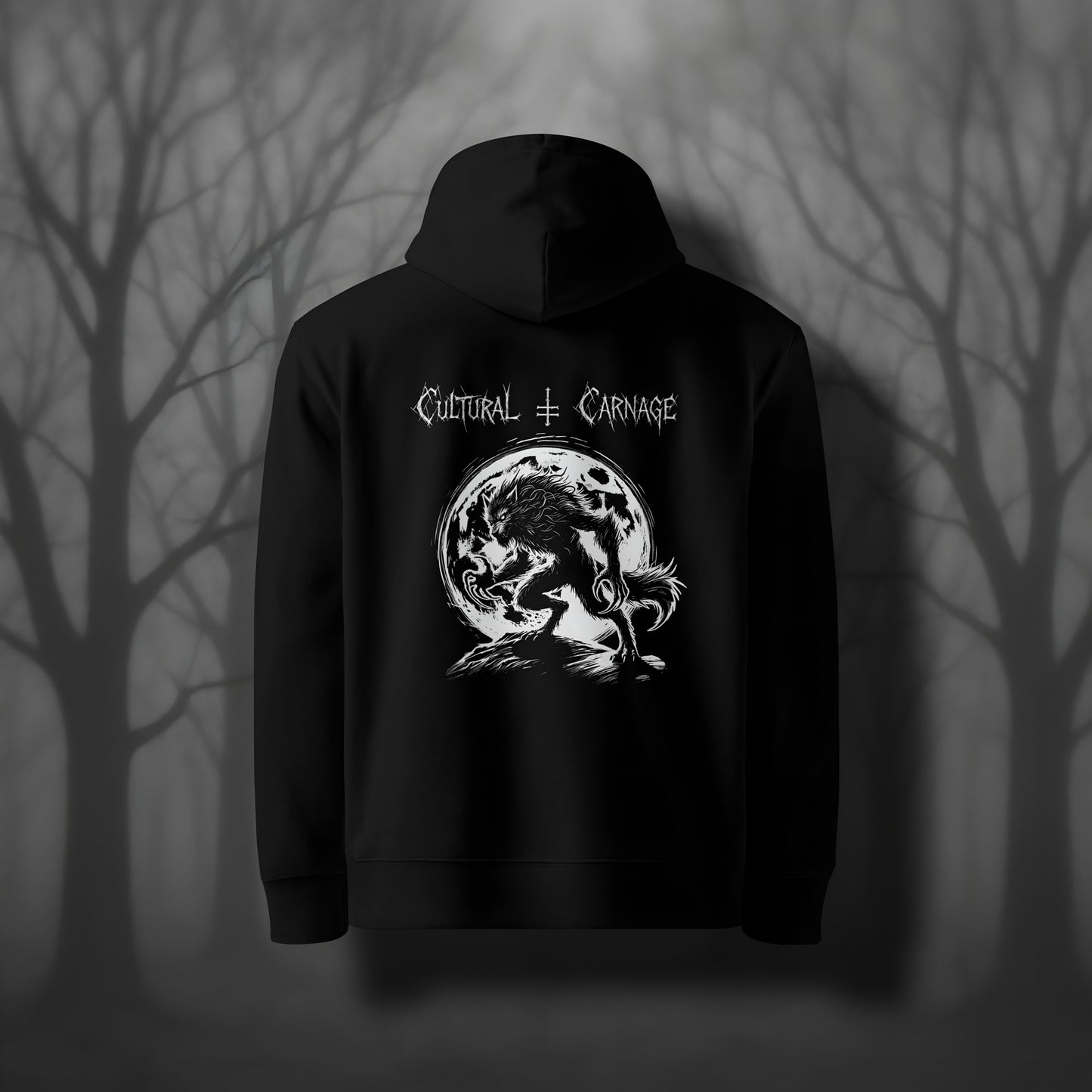 Schwarzer Gothic Hoodie mit düsterem Backprint: furchteinflößender Werwolf mit gesträubtem Fell vor großem, vollmondbeleuchtetem Hintergrund; weißer Schriftzug "Cultural Carnage" darüber
