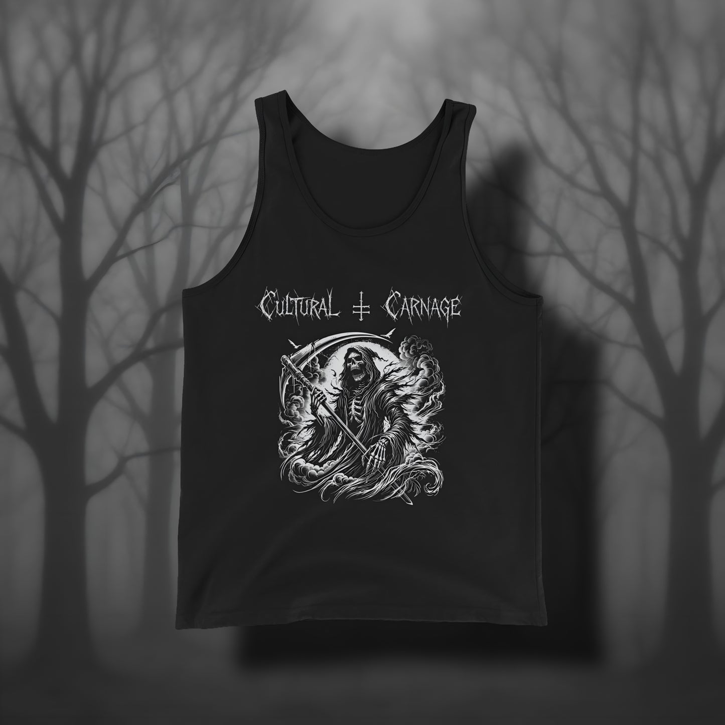 Schwarzes Gothic Tanktop mit düsterem Frontprint: Sensenmann mit Kapuze und knochigem Gesicht, große Sende in den Händen, von Nebelschwaden umgeben. Weißer Schriftzug "Cultural Carnage" darüber