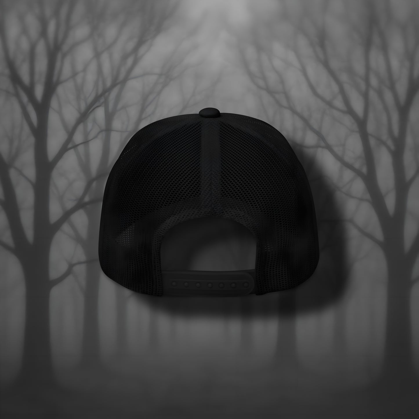 Schwarze Trucker Cap mit rotem Cultural Carnage Apparel Logo, Mesh-Rückseite und Snapback-Verschluss – klassische Gothic Streetwear Kopfbedeckung