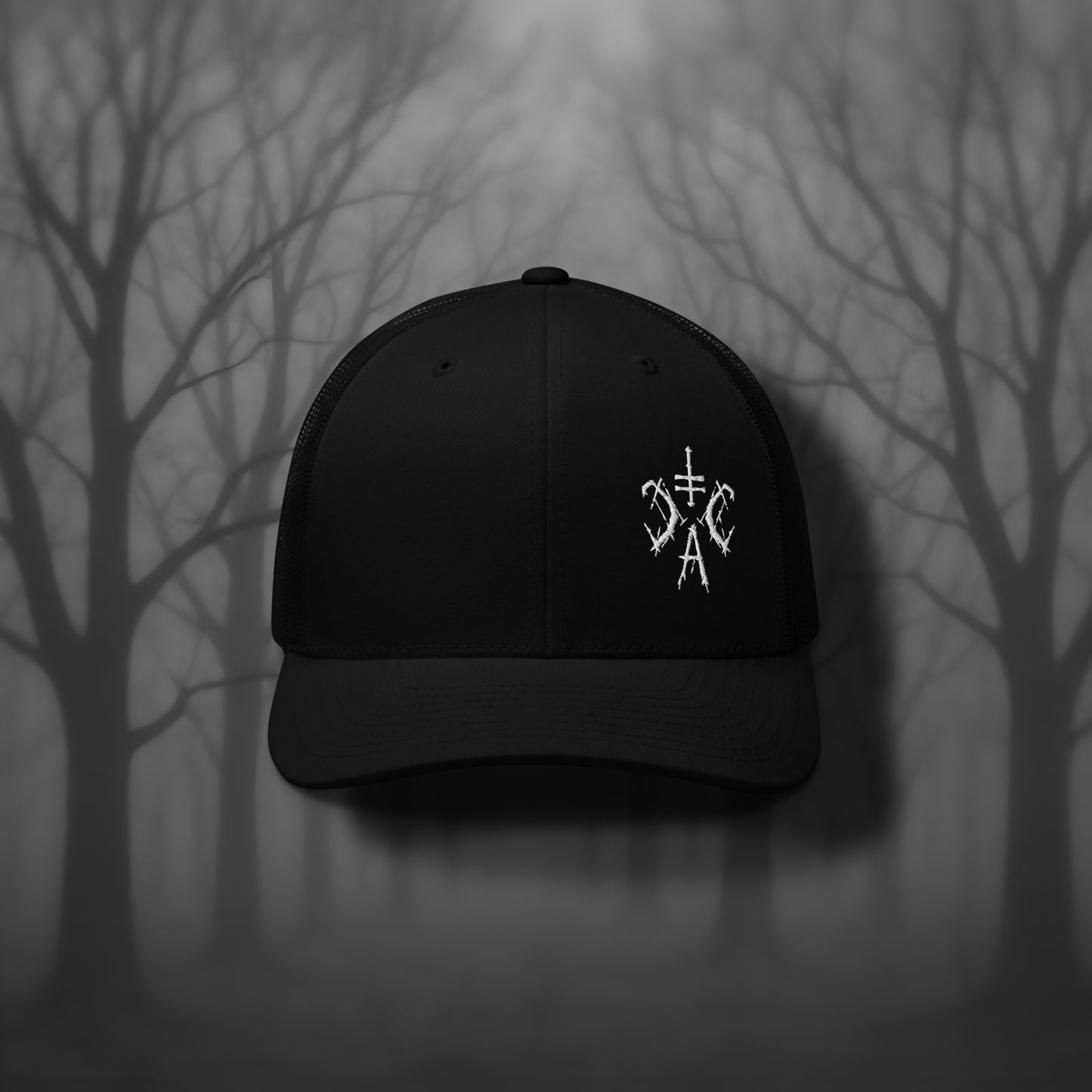 Schwarze Trucker Cap mit weißem Cultural Carnage Apparel Logo, Mesh-Rückseite und Snapback-Verschluss – klassische Gothic Streetwear Kopfbedeckung