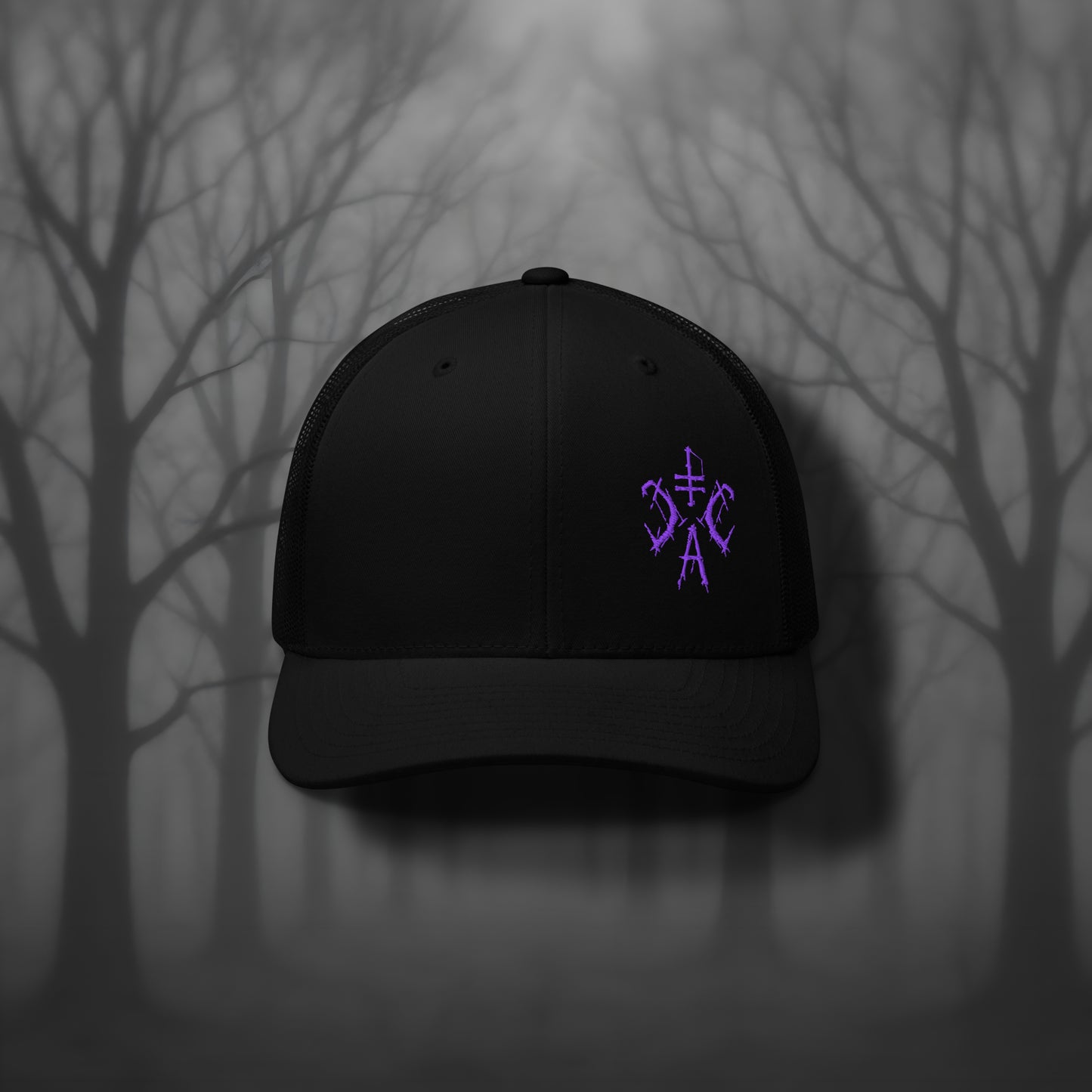 Schwarze Trucker Cap mit violettem Cultural Carnage Apparel Logo, Mesh-Rückseite und Snapback-Verschluss – klassische Gothic Streetwear Kopfbedeckung