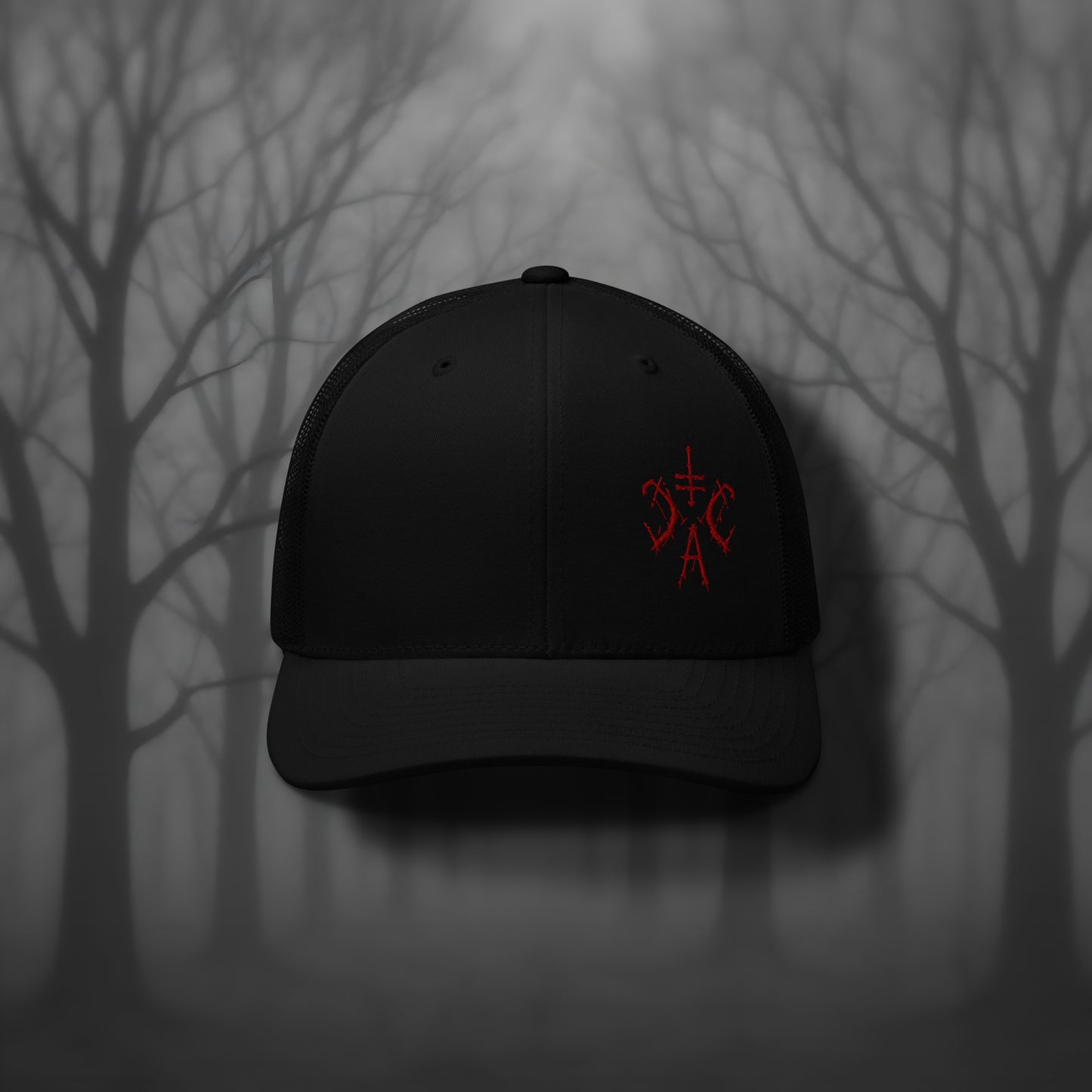 Schwarze Trucker Cap mit rotem Cultural Carnage Apparel Logo, Mesh-Rückseite und Snapback-Verschluss – klassische Gothic Streetwear Kopfbedeckung