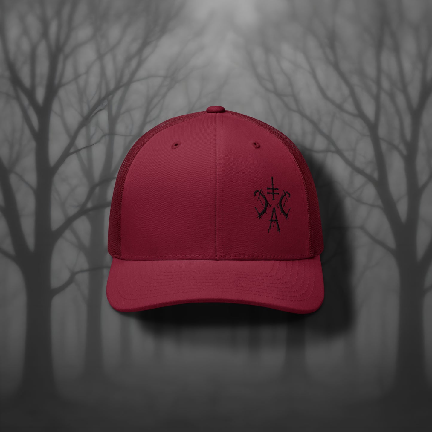 Dunkelrote Trucker Cap mit schwarzem Cultural Carnage Apparel Logo, Mesh-Rückseite und Snapback-Verschluss – klassische Gothic Streetwear Kopfbedeckung