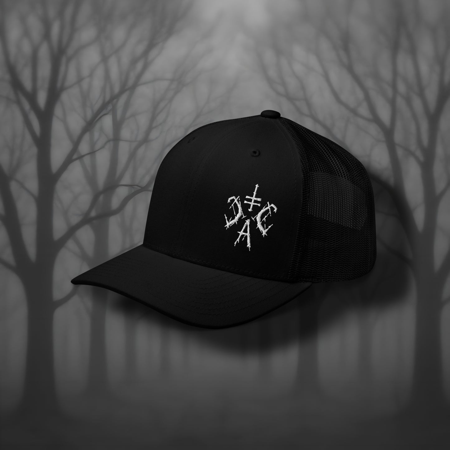 Schwarze Trucker Cap mit weißem Cultural Carnage Apparel Logo, Mesh-Rückseite und Snapback-Verschluss – klassische Gothic Streetwear Kopfbedeckung