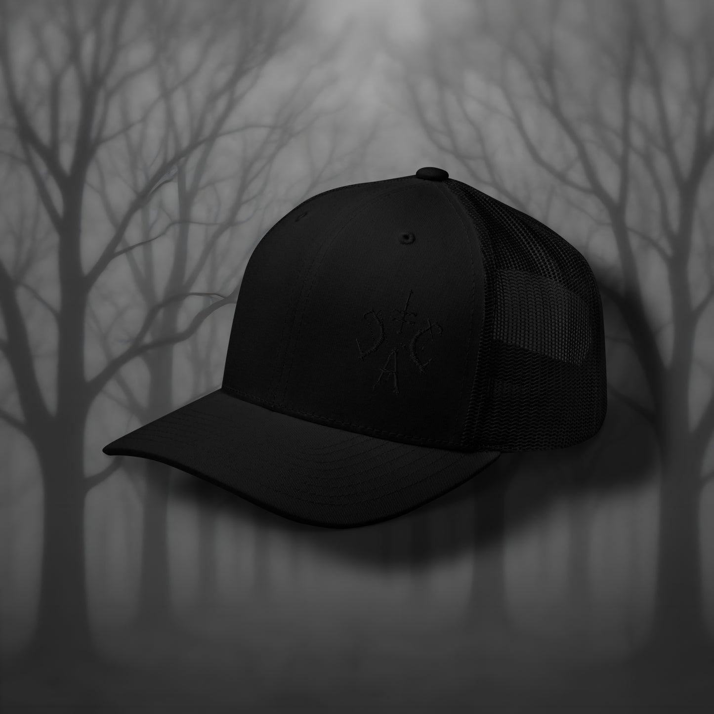 Schwarze Trucker Cap mit schwarzem Cultural Carnage Apparel Logo, Mesh-Rückseite und Snapback-Verschluss – klassische Gothic Streetwear Kopfbedeckung