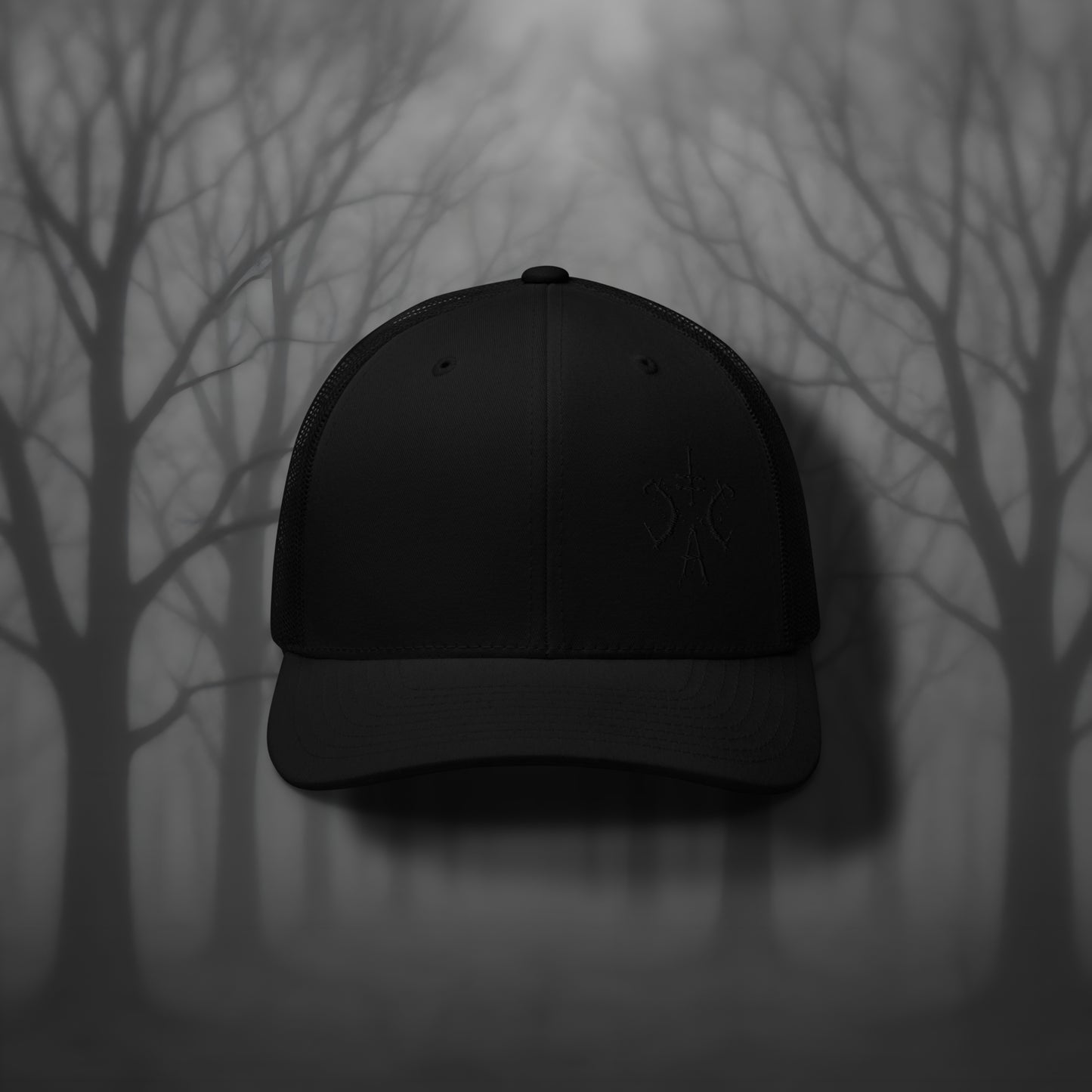 Schwarze Trucker Cap mit schwarzem Cultural Carnage Apparel Logo, Mesh-Rückseite und Snapback-Verschluss – klassische Gothic Streetwear Kopfbedeckung