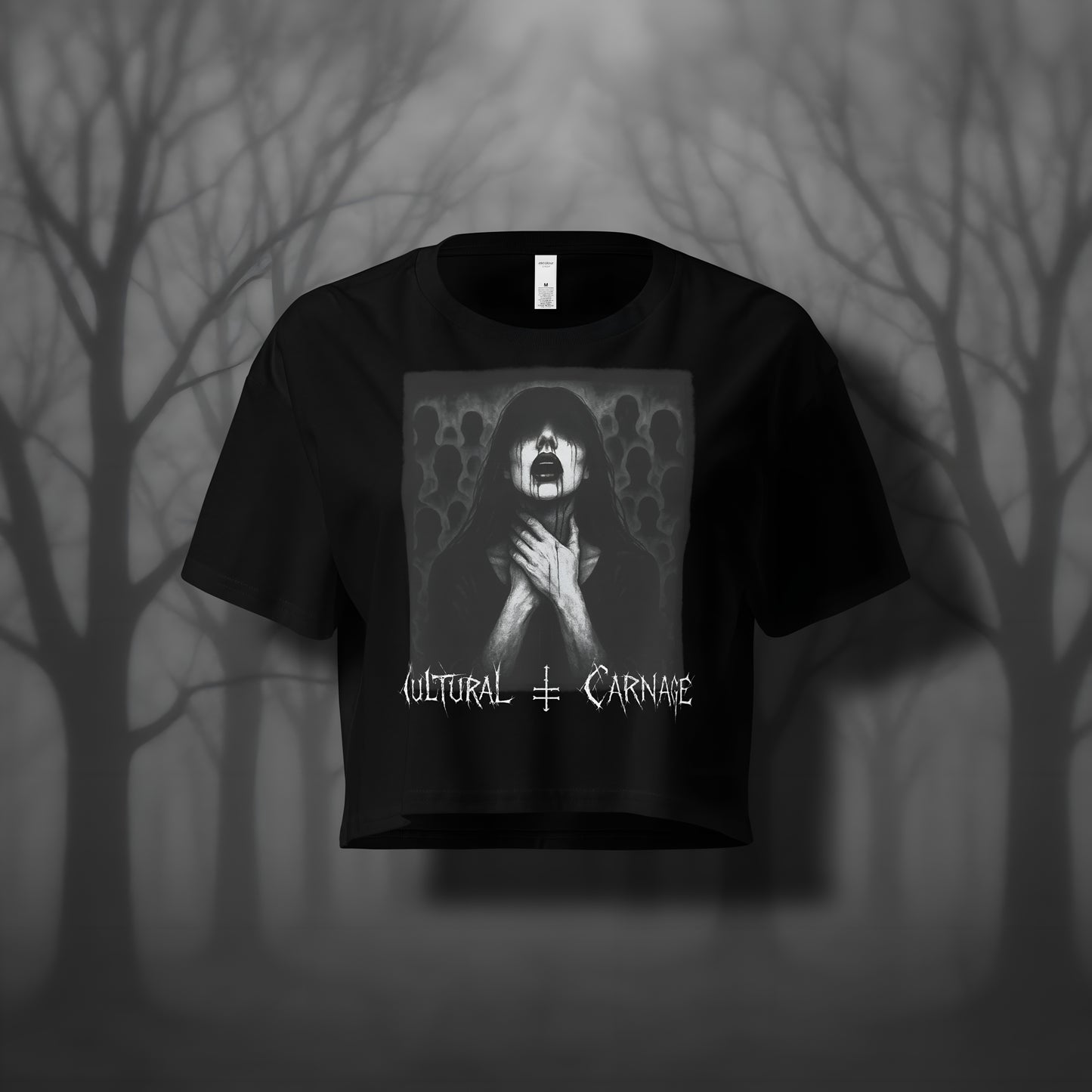 Schwarzes Gothic Crop-Top mit düsterem Backprint: Frau mit langen, dunklen Haaren und blutigem Mund, die sich den Hals hält, im Hintergrund schemenhafte Menschenmengen. Weißer Schriftzug "Cultural Carnage" darunter