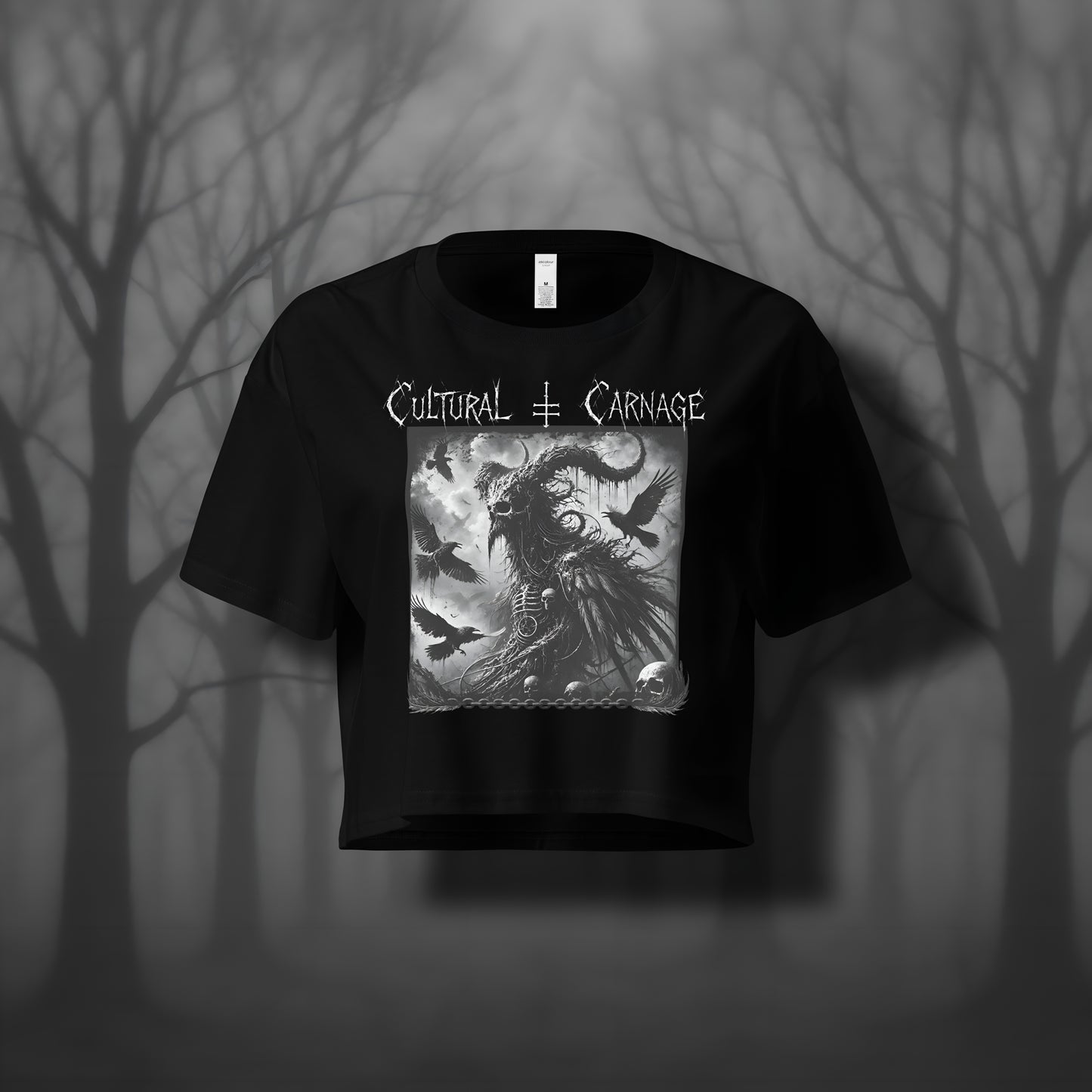 Schwarzes Gothic Crop-Top mit düsterem Backprint: vogelartiger, gehörnter Dämon im Mantel, umgeben von fliegenden Raben, Schädel im Vordergrund. Weißer Schriftzug "Cultural Carnage" darüber