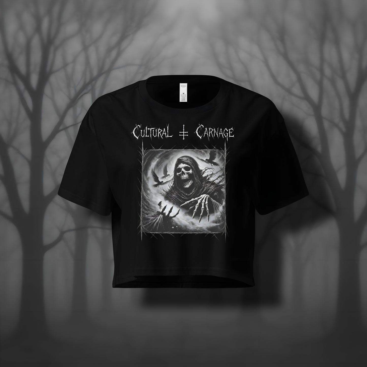 Schwarzes Gothic Crop-Top mit düsterem Backprint: geisterhafte Sandmann-Gestalt mit Kapuze und knöchernen Händen, umgeben von Raben, Mond und Dornenrahmen. Weißer Schriftzug "Cultural Carnage" darüber