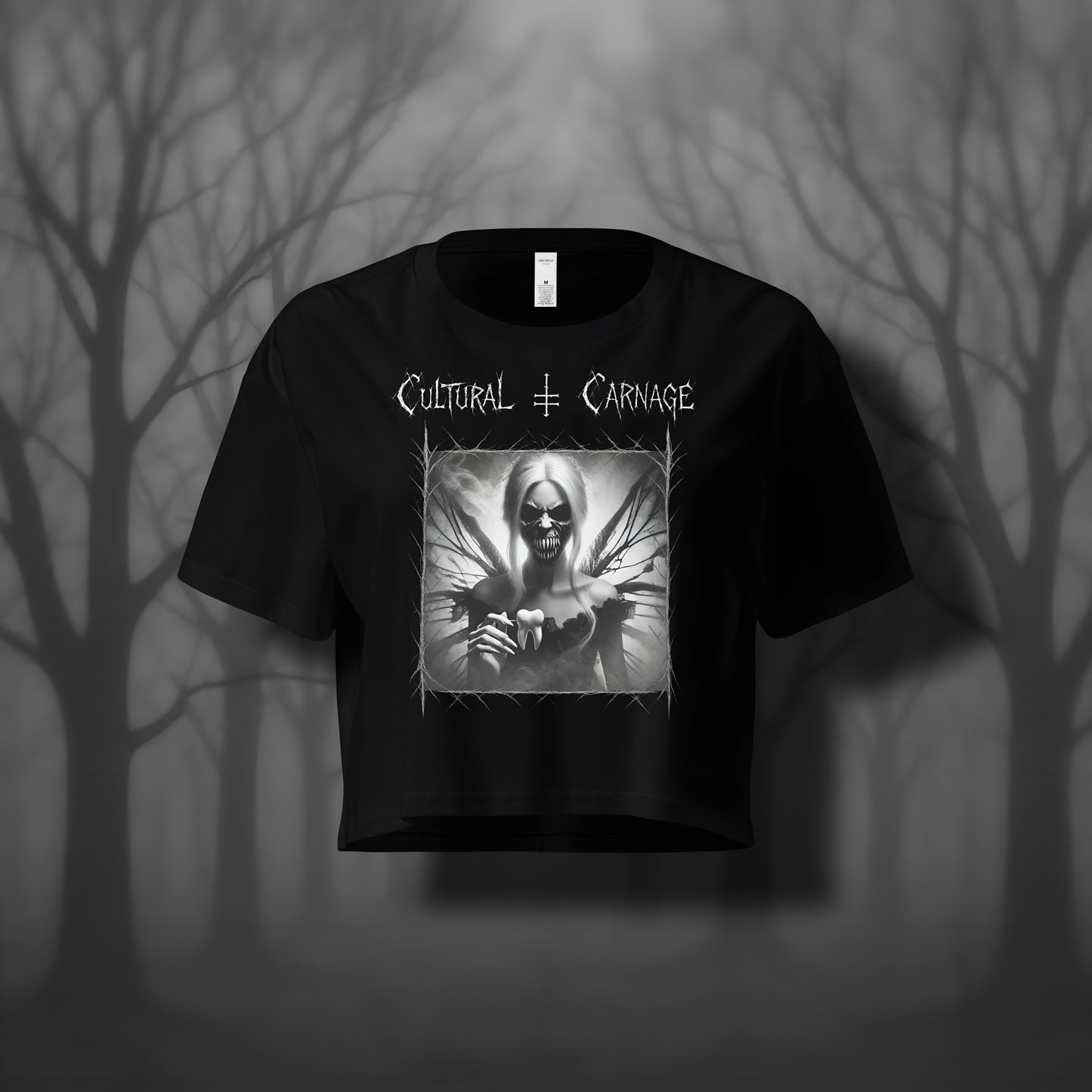 Schwarzes Gothic Crop-Top mit düsterem Backprint: dämonische Zahnfee mit langen Haaren, gezacktem Mund voller scharfer Zähne, dunklen Feenflügeln und herausgerissenen Zähnen in den Händen. Weißer Schriftzug "Cultural Carnage" darüber