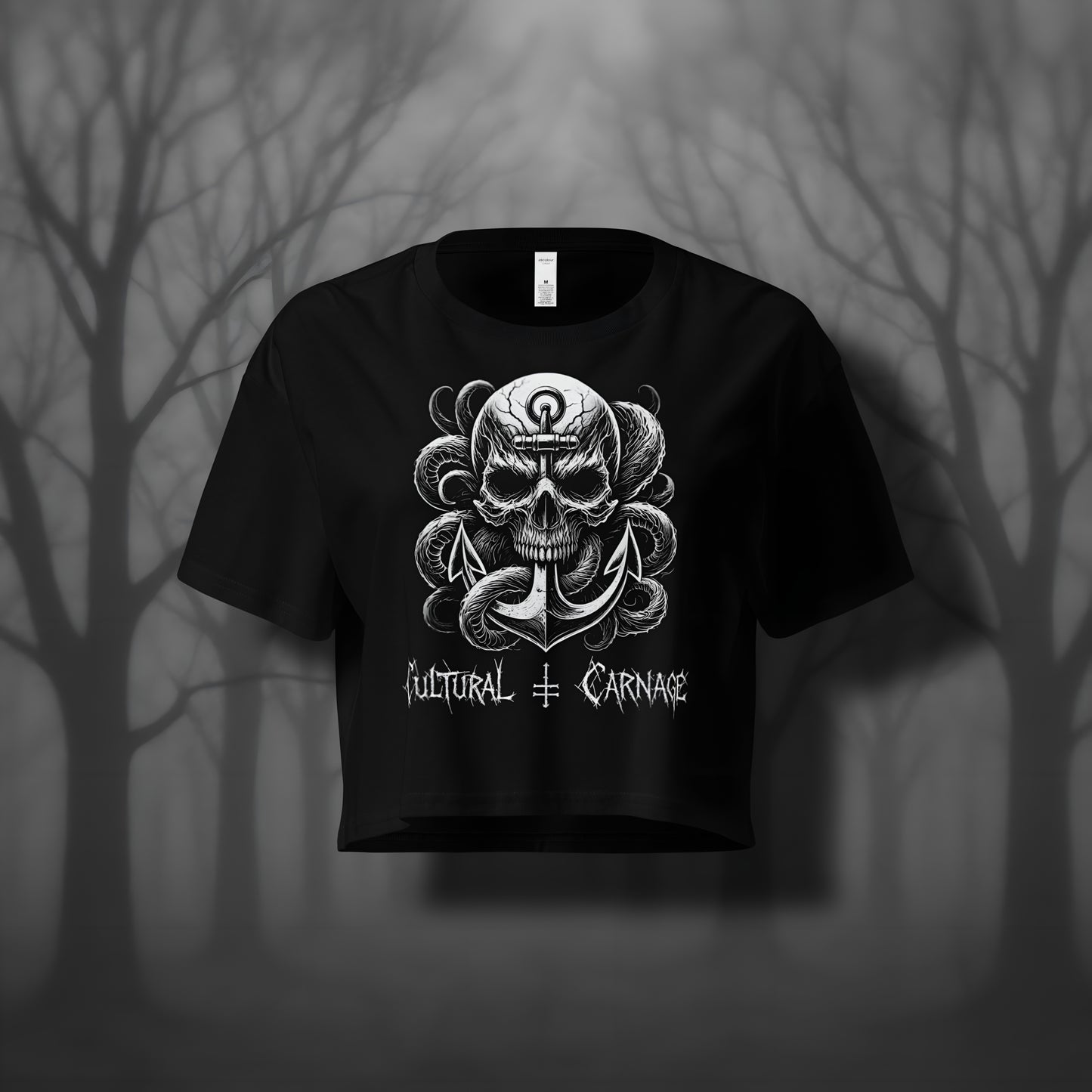 Schwarzes Gothic Crop-Top mit düsterem Backprint: großer Totenschädel mit Rissen, umgeben von Tentakeln, mit einem Anker durchdrungen. Weißer Schriftzug "Cultural Carnage" darunter