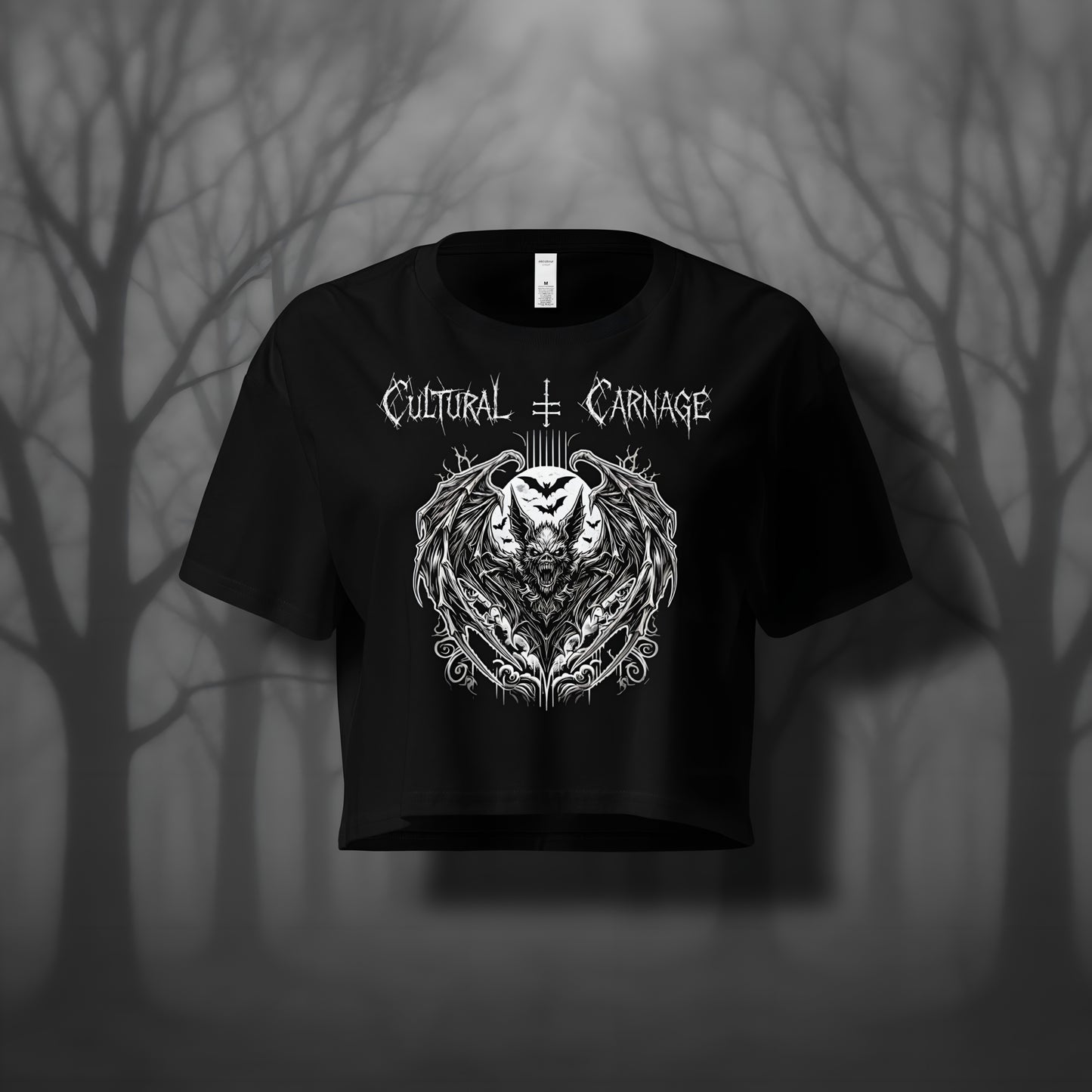 Schwarzes Gothic Crop-Top mit düsterem Backprint: dämonische Fledermaus, eingerahmt von ornamentalen Mustern, weitere Silhouetten von Fledermäusen im Vollmondlicht. Weißer Schriftzug "Cultural Carnage" darüber