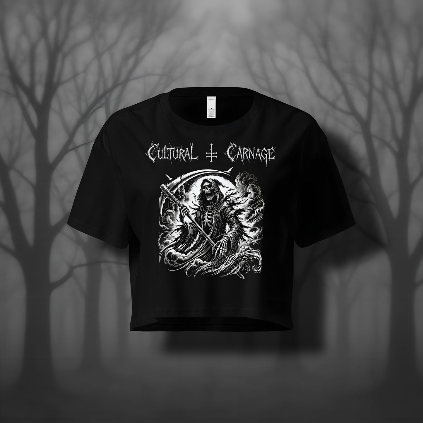 Schwarzes Gothic Crop-Top mit düsterem Backprint: Sensenmann mit Kapuze und knochigem Gesicht, große Sende in den Händen, von Nebelschwaden umgeben. Weißer Schriftzug "Cultural Carnage" darüber