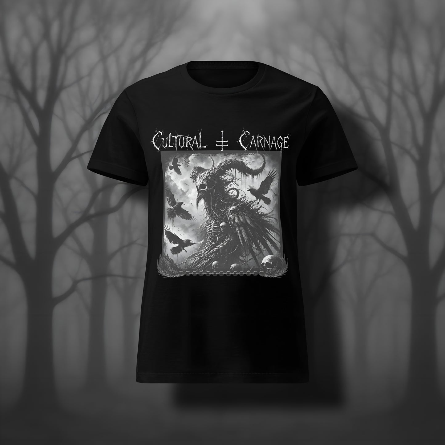 Schwarzes Damen Gothic T-Shirt mit düsterem Frontprint: vogelartiger, gehörnter Dämon im Mantel, umgeben von fliegenden Raben, Schädel im Vordergrund. Weißer Schriftzug "Cultural Carnage" darüber