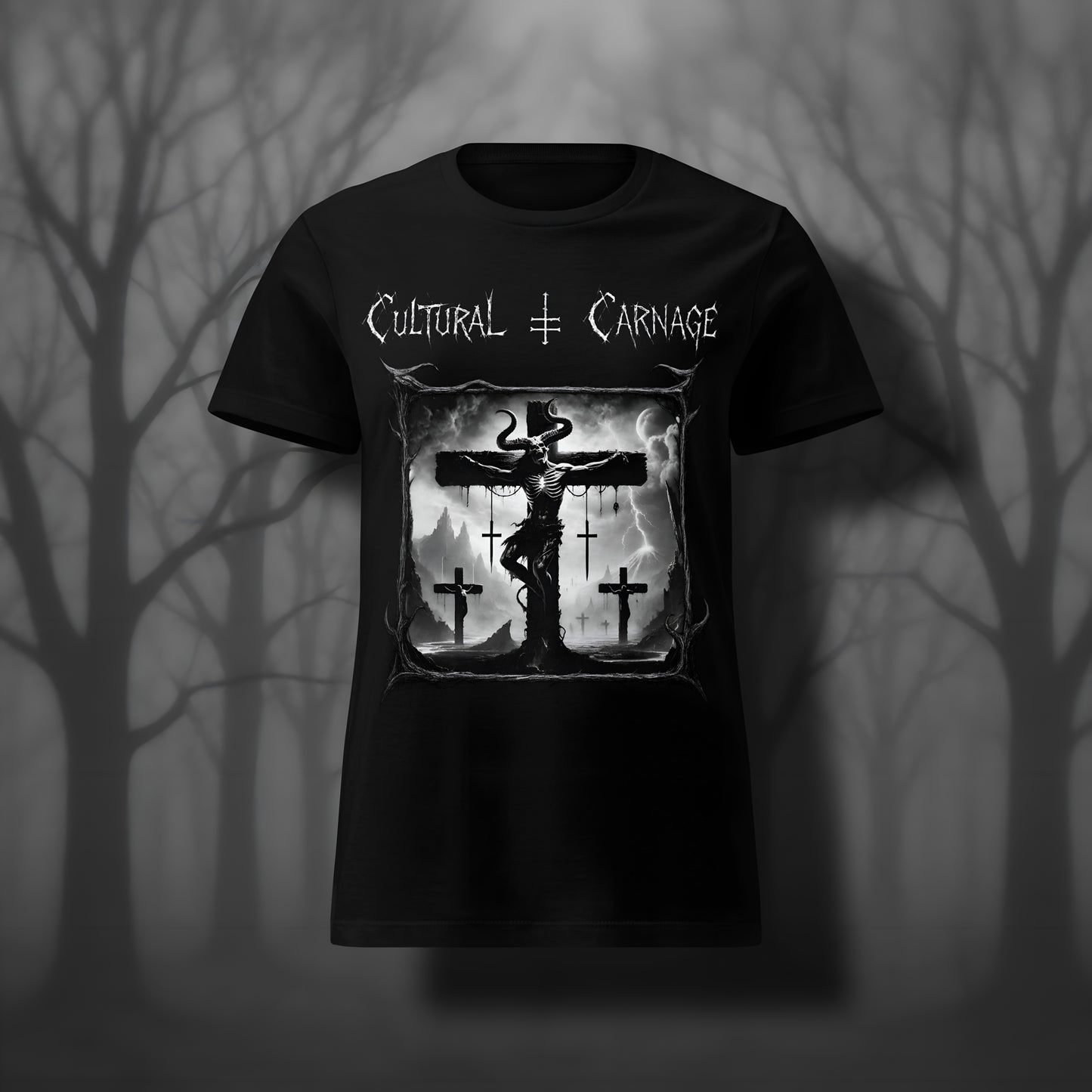 Schwarzes Damen Gothic T-Shirt mit düsterem Frontprint: skelettierter Dämon mit Hörnern am Kreuz, umgeben von Kreuzen und Blitzen, apokalyptische Landschaft mit Vulkanen und dunklen Wolken im Hintergrund. Weißer Schriftzug "Cultural Carnage" darüber