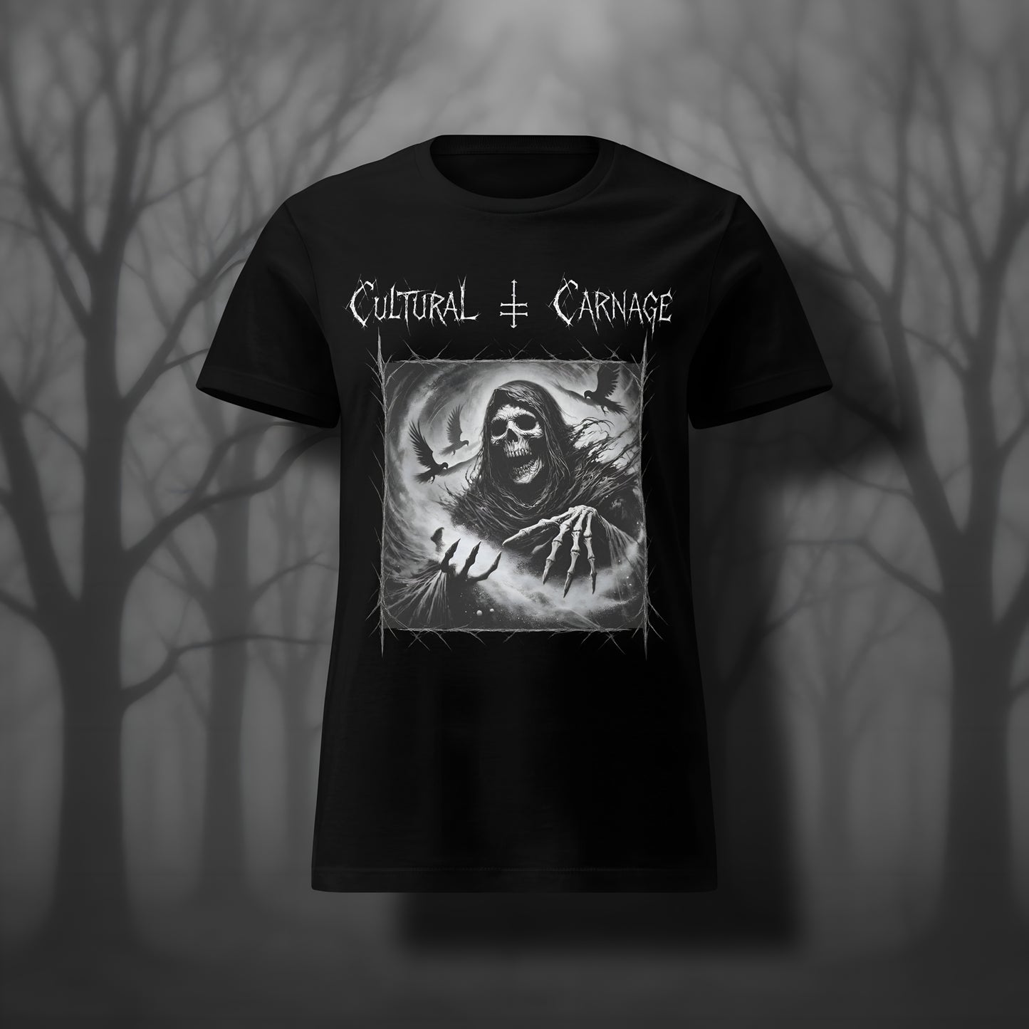 Schwarzes Damen Gothic T-Shirt mit düsterem Frontprint: geisterhafte Sandmann-Gestalt mit Kapuze und knöchernen Händen, umgeben von Raben, Mond und Dornenrahmen. Weißer Schriftzug "Cultural Carnage" darüber