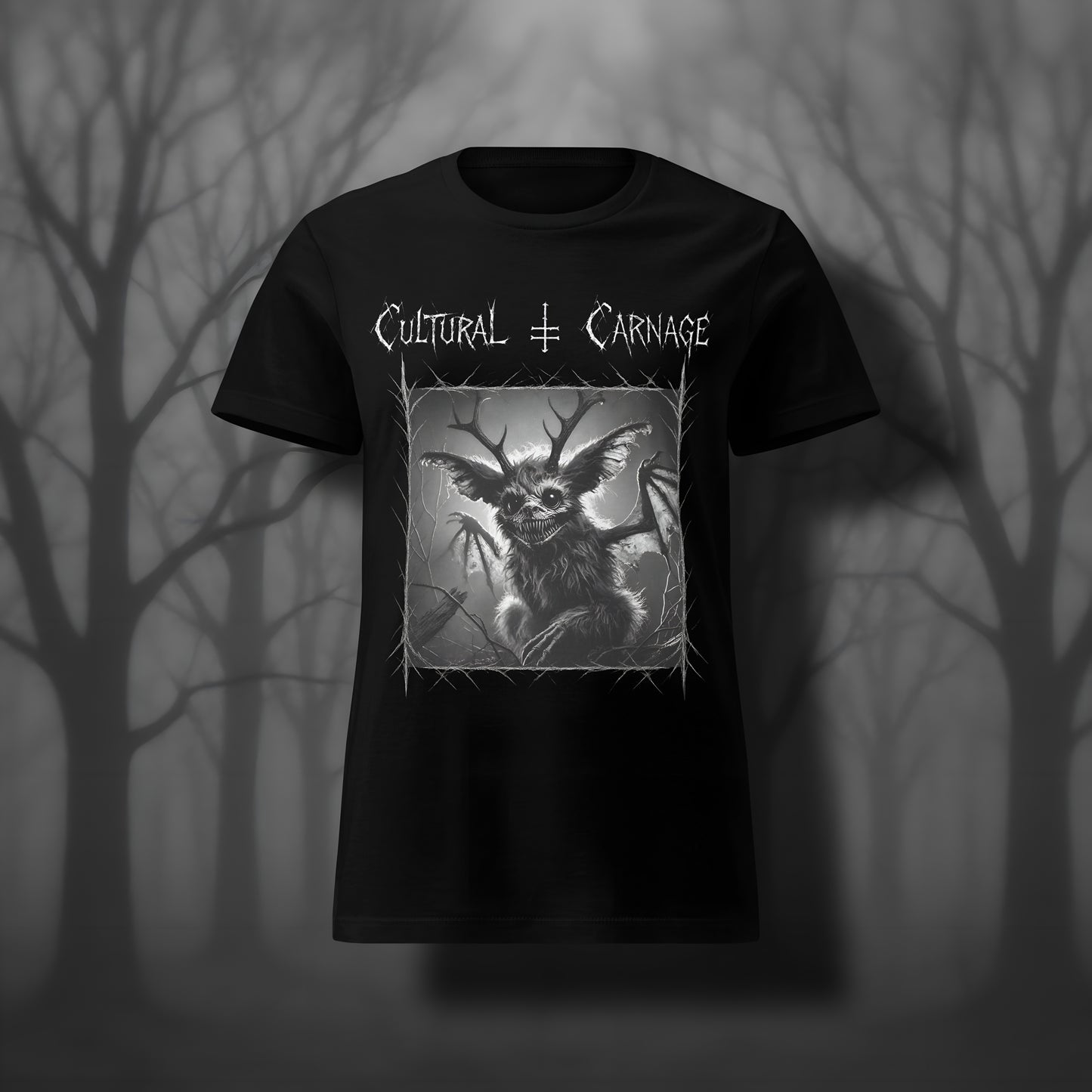 Schwarzes Damen Gothic T-Shirt mit düsterem Frontprint: Jackalope-Kreatur mit Geweih, großen Ohren und leuchtenden Augen, umgeben von Dornenrahmen und kahlen Ästen. Weißer Schriftzug "Cultural Carnage" darüber