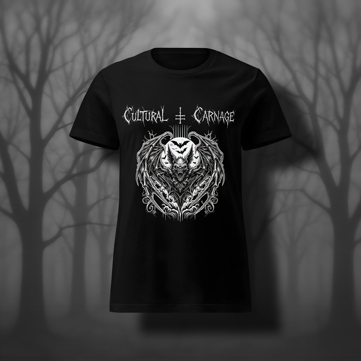 Schwarzes Damen Gothic T-Shirt mit düsterem Frontprint: dämonische Fledermaus, eingerahmt von ornamentalen Mustern, weitere Silhouetten von Fledermäusen im Vollmondlicht. Weißer Schriftzug "Cultural Carnage" darüber