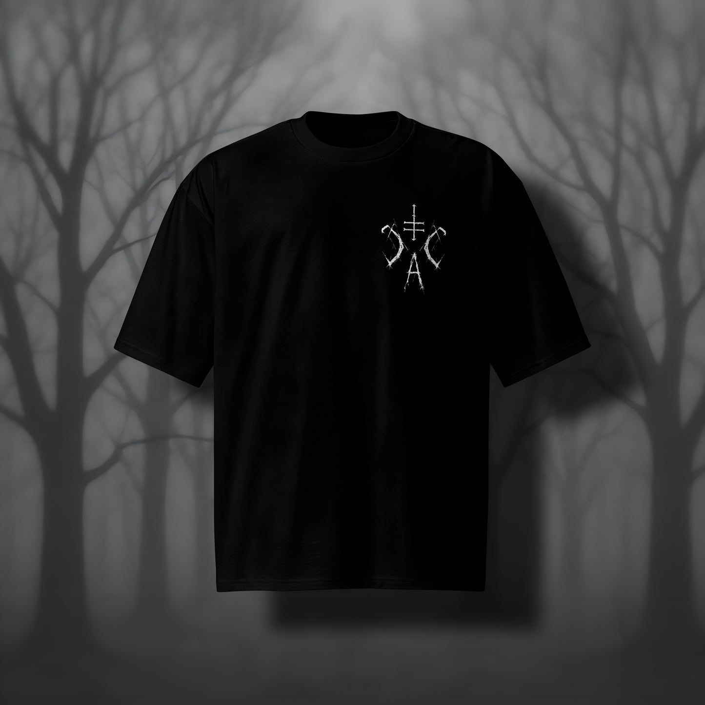 Schwarzes Oversized Shirt mit weißem CCA-Logo auf der Brust, inspiriert vom Gothic- und Dark-Art-Style.