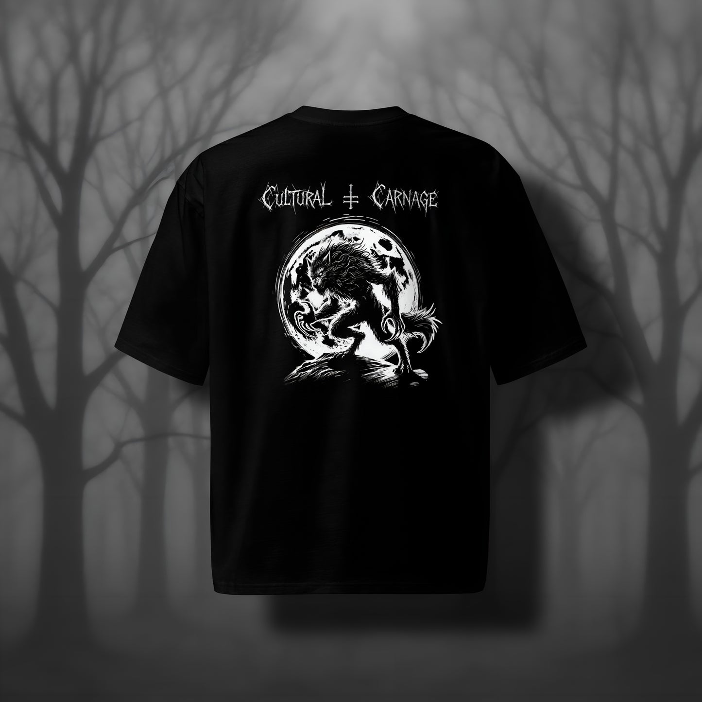 Schwarzes Oversized Gothic Shirt mit düsterem Backprint: furchteinflößender Werwolf mit gesträubtem Fell vor großem, vollmondbeleuchtetem Hintergrund. Weißer Schriftzug "Cultural Carnage" darüber