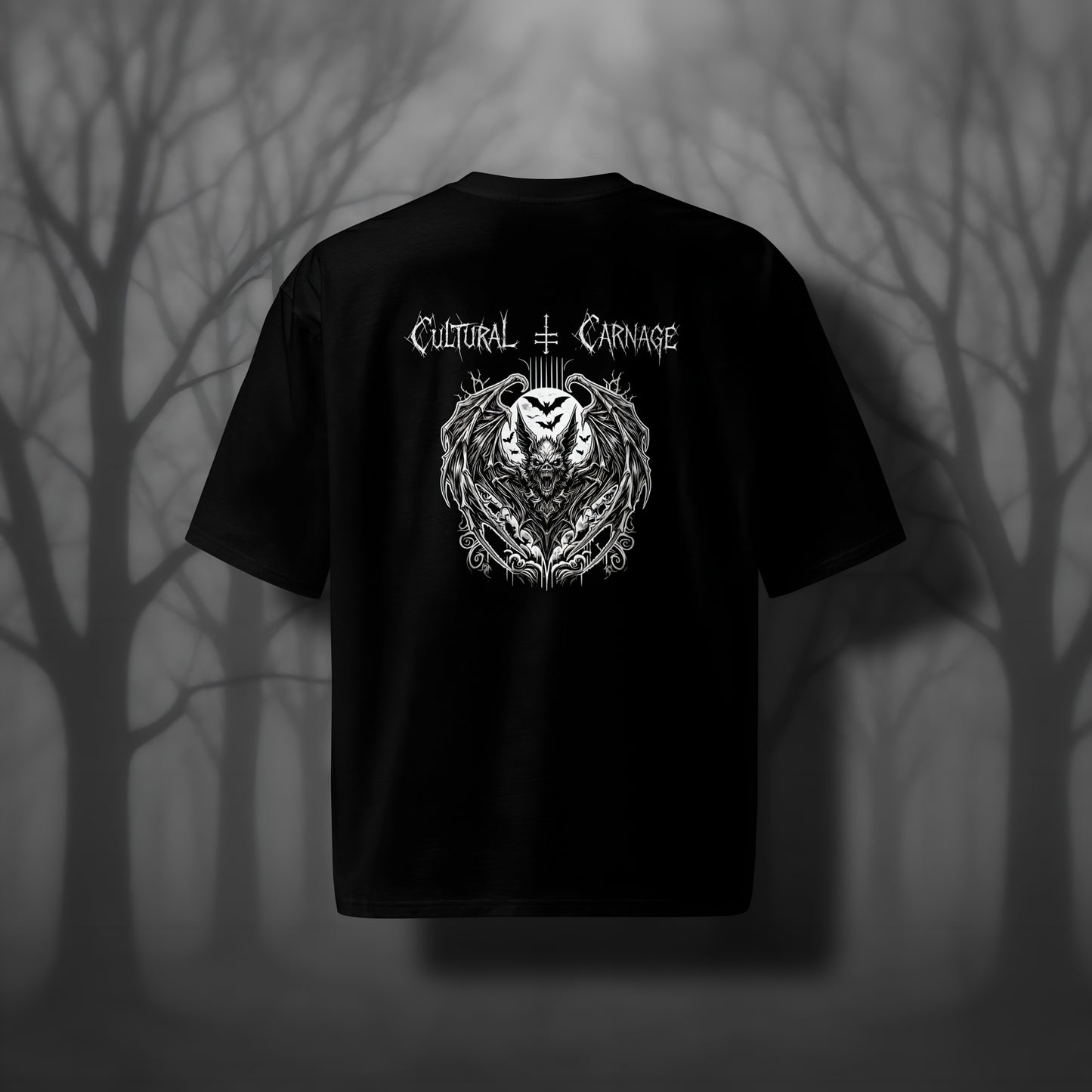 Schwarzes Oversized Gothic Shirt mit düsterem Backprint: dämonische Fledermaus, eingerahmt von ornamentalen Mustern, weitere Silhouetten von Fledermäusen im Vollmondlicht. Weißer Schriftzug "Cultural Carnage" darüber
