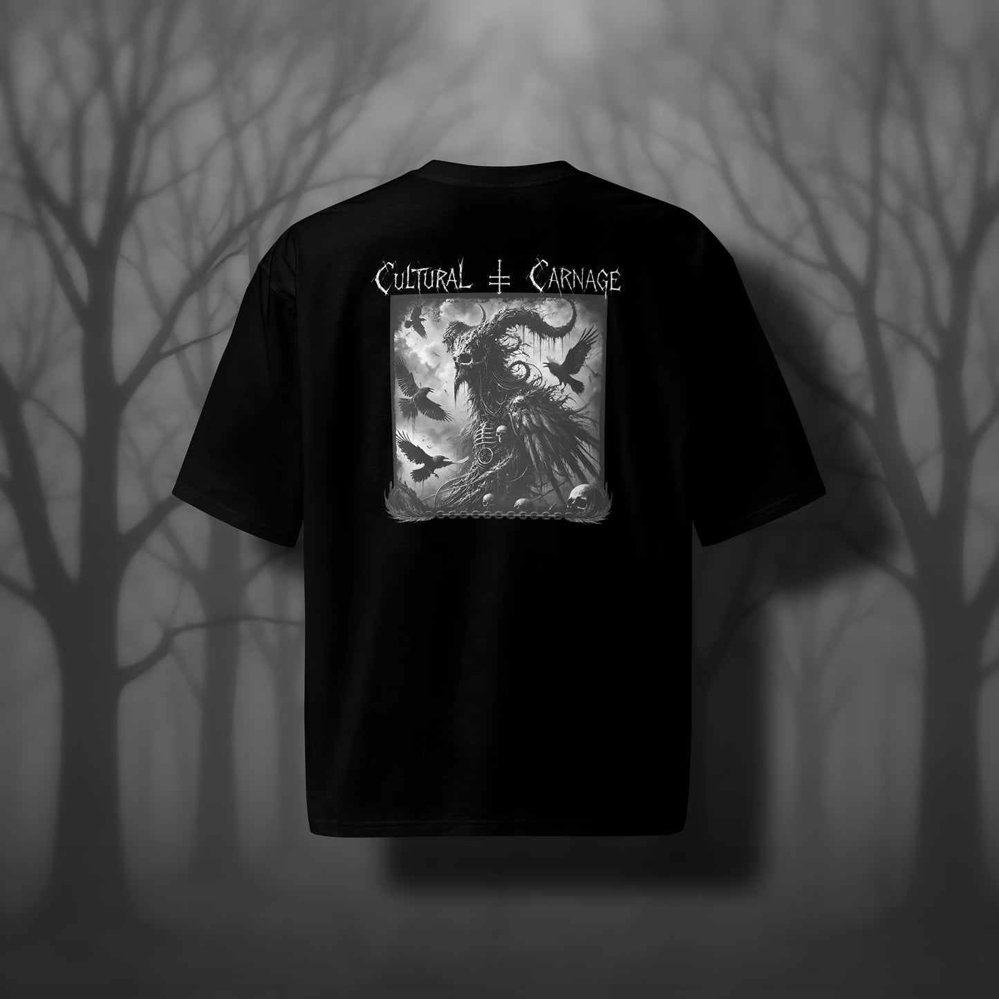 Schwarzes Oversized Gothic Shirt mit düsterem Backprint: vogelartiger, gehörnter Dämon im Mantel, umgeben von fliegenden Raben, Schädel im Vordergrund. Weißer Schriftzug "Cultural Carnage" darüber