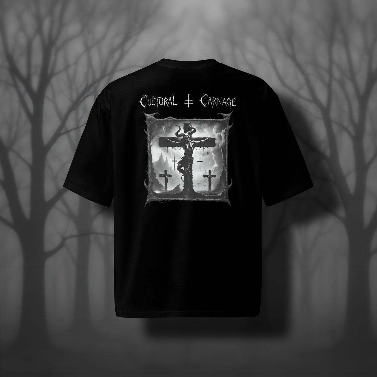 Schwarzes Oversized Gothic Shirt mit düsterem Backprint: skelettierter Dämon mit Hörnern am Kreuz, umgeben von Kreuzen und Blitzen, apokalyptische Landschaft mit Vulkanen und dunklen Wolken im Hintergrund. Weißer Schriftzug "Cultural Carnage" darüber