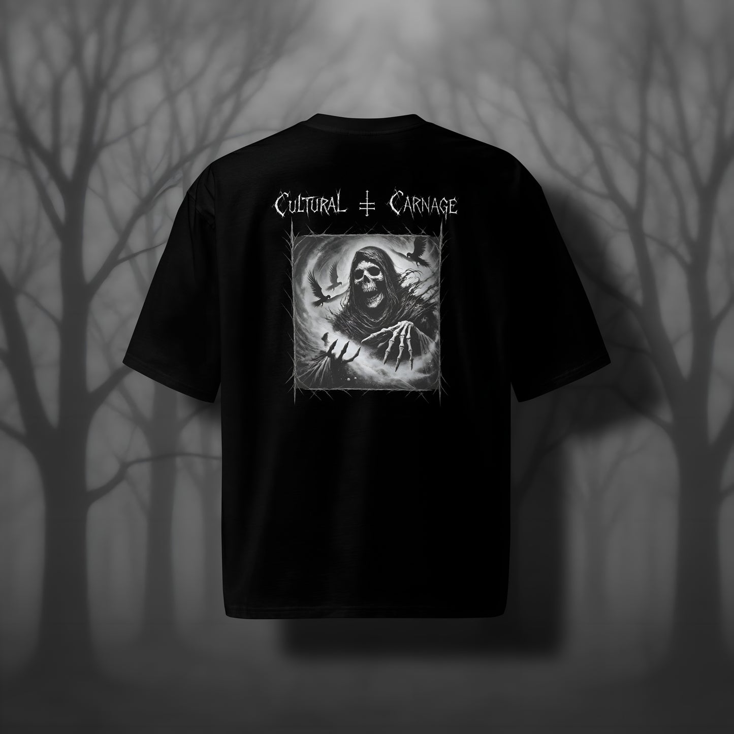 Schwarzes Oversized Gothic Shirt mit düsterem Backprint: geisterhafte Sandmann-Gestalt mit Kapuze und knöchernen Händen, umgeben von Raben, Mond und Dornenrahmen. Weißer Schriftzug "Cultural Carnage" darüber