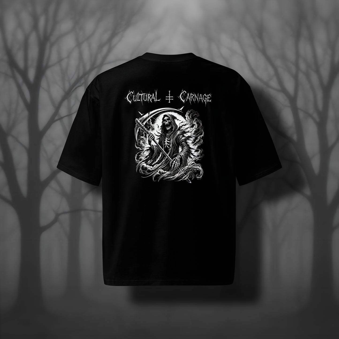 Schwarzes Oversized Gothic Shirt mit düsterem Backprint: Sensenmann mit Kapuze und knochigem Gesicht, große Sende in den Händen, von Nebelschwaden umgeben. Weißer Schriftzug "Cultural Carnage" darüber