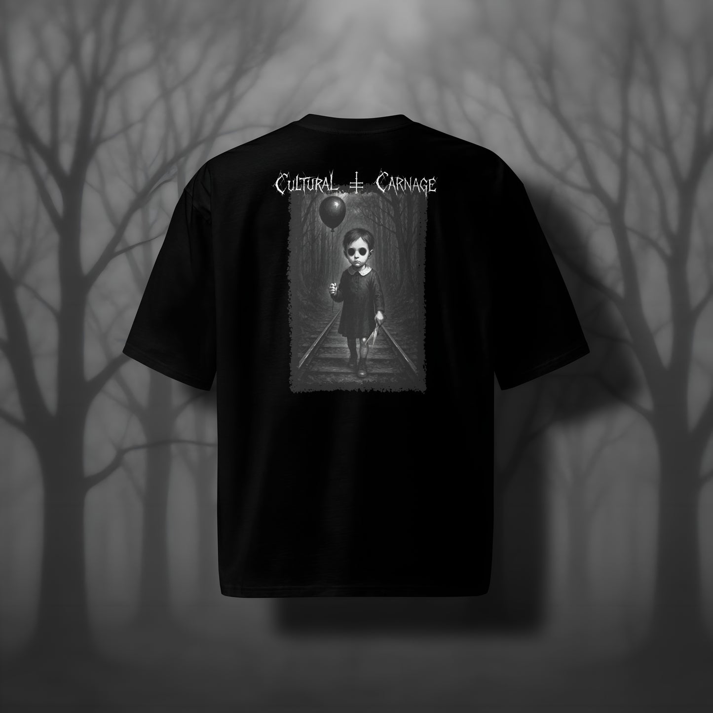 Schwarzes Oversized Gothic Shirt mit düsterem Backprint: unheimliches Kind in dunklem Kleid mit leeren Augenhöhlen und schwarzem Ballon, stehend auf Bahngleisen in einem düsteren Wald. Weißer Schriftzug "Cultural Carnage" darüber