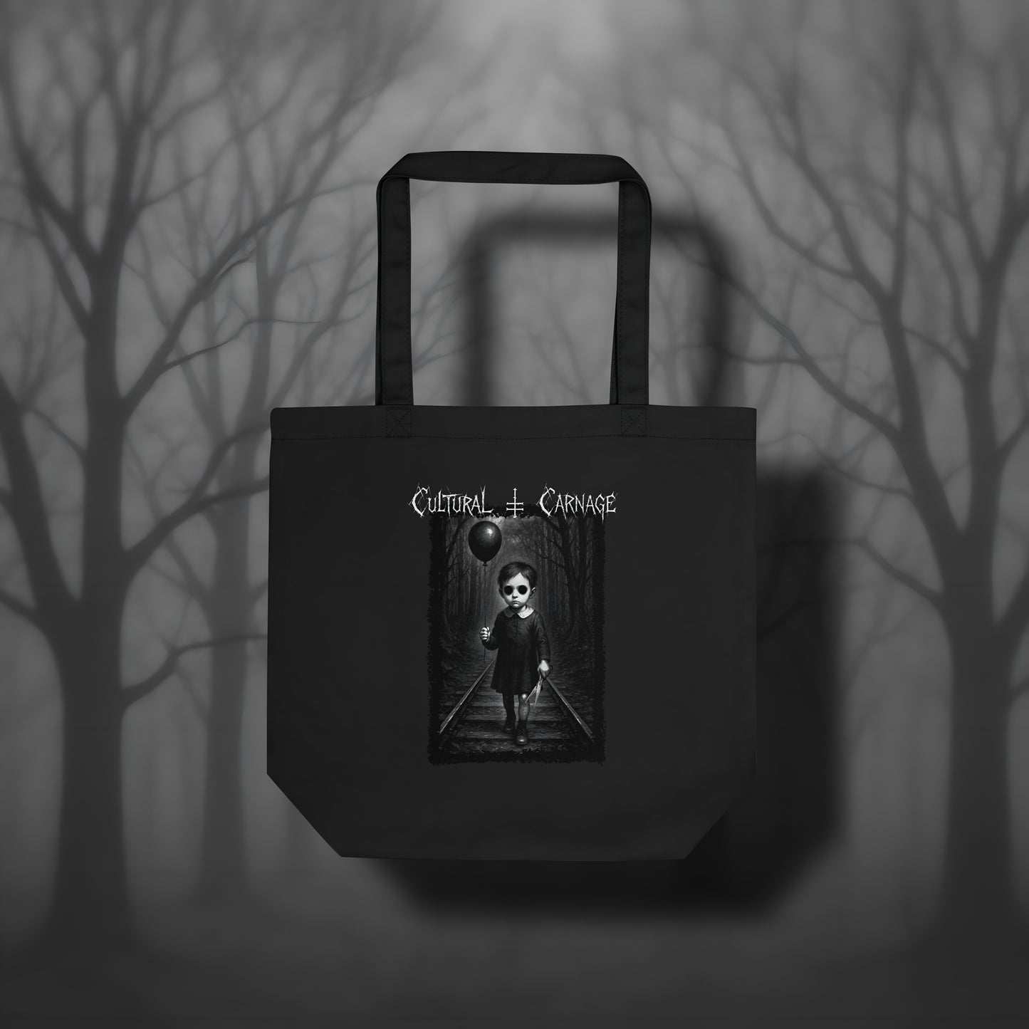 Schwarze Stofftasche mit düsterem Print: unheimliches Kind in dunklem Kleid mit leeren Augenhöhlen und schwarzem Ballon, stehend auf Bahngleisen in einem düsteren Wald; weißer Schriftzug "Cultural Carnage" darüber