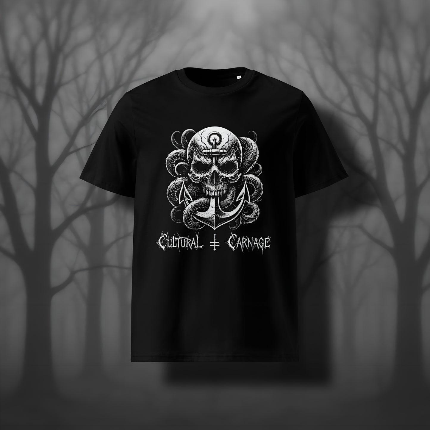 Schwarzes Unisex Gothic T-Shirt mit düsterem Frontprint: großer Totenschädel mit Rissen, umgeben von Tentakeln, mit einem Anker durchdrungen. Weißer Schriftzug "Cultural Carnage" darunter