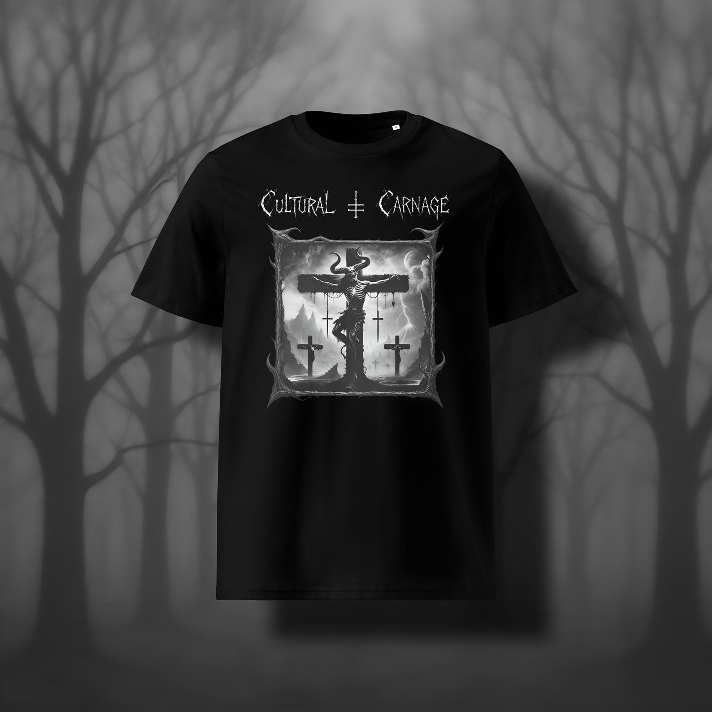 Schwarzes Unisex Gothic T-Shirt mit düsterem Frontprint: skelettierter Dämon mit Hörnern am Kreuz, umgeben von Kreuzen und Blitzen, apokalyptische Landschaft mit Vulkanen und dunklen Wolken im Hintergrund; weißer Schriftzug "Cultural Carnage" darüber