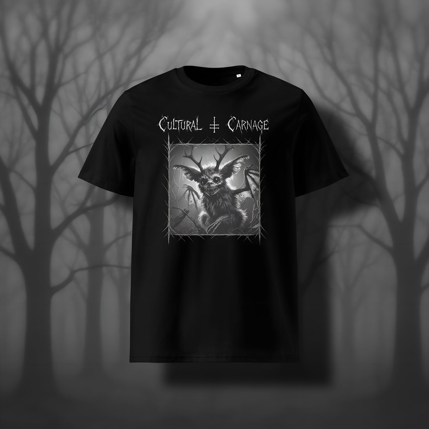 Schwarzes Unisex Gothic T-Shirt mit düsterem Frontprint: Jackalope-Kreatur mit Geweih, großen Ohren und leuchtenden Augen, umgeben von Dornenrahmen und kahlen Ästen. Weißer Schriftzug "Cultural Carnage" darüber