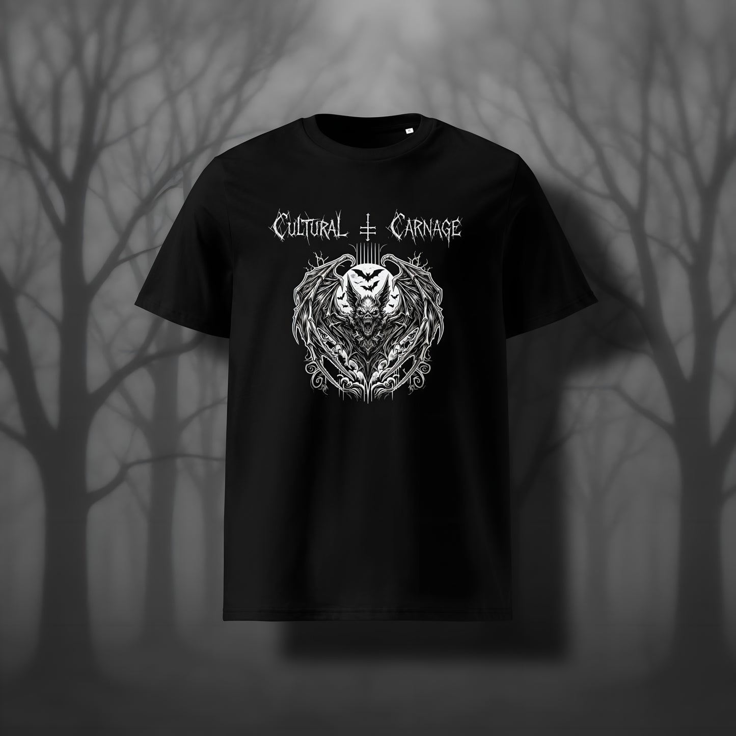 Schwarzes Unisex Gothic T-Shirt mit düsterem Frontprint: dämonische Fledermaus, eingerahmt von ornamentalen Mustern, weitere Silhouetten von Fledermäusen im Vollmondlicht. Weißer Schriftzug "Cultural Carnage" darüber