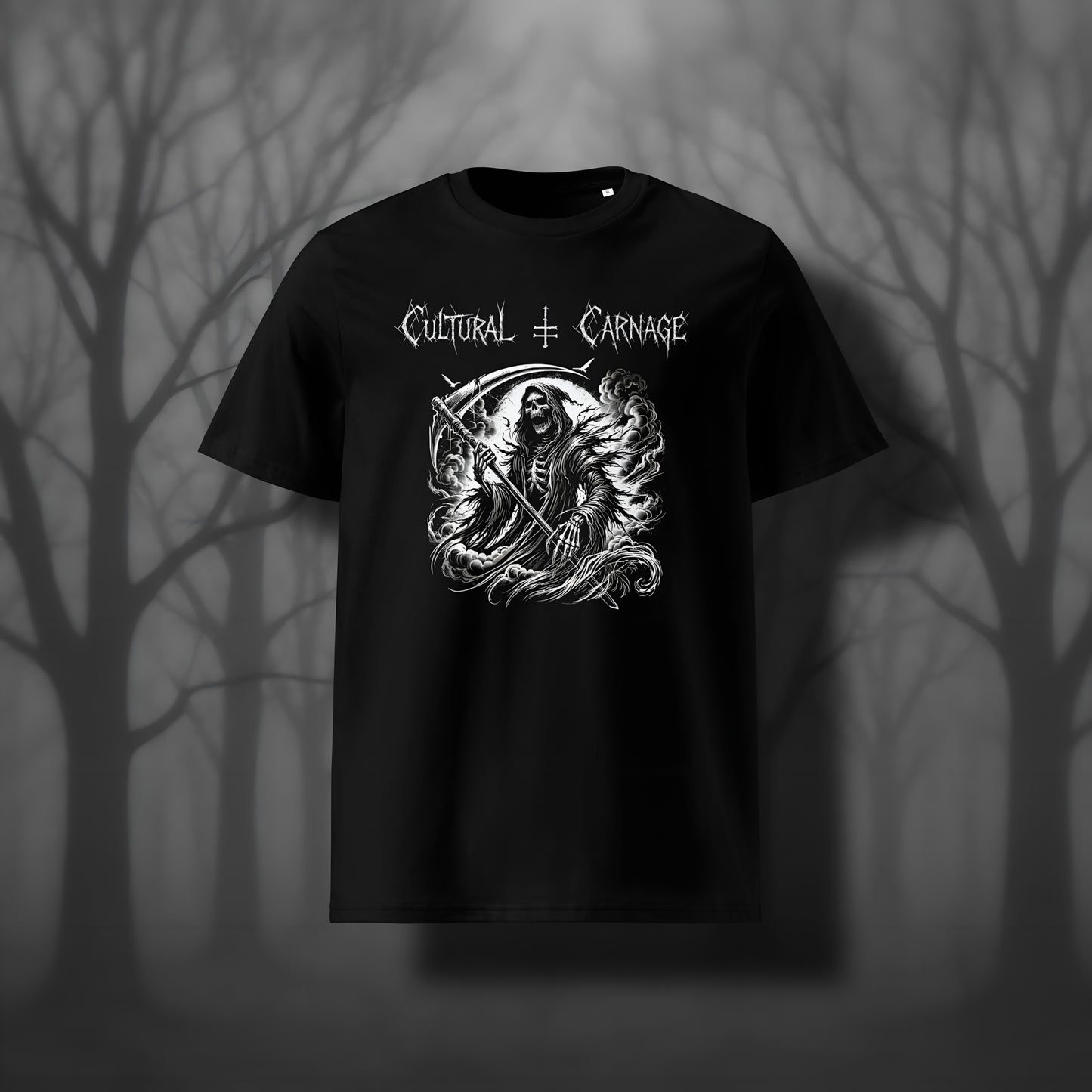 Schwarzes Unisex Gothic T-Shirt mit düsterem Frontprint: Sensenmann mit Kapuze und knochigem Gesicht, große Sende in den Händen, von Nebelschwaden umgeben; weißer Schriftzug "Cultural Carnage" darüber