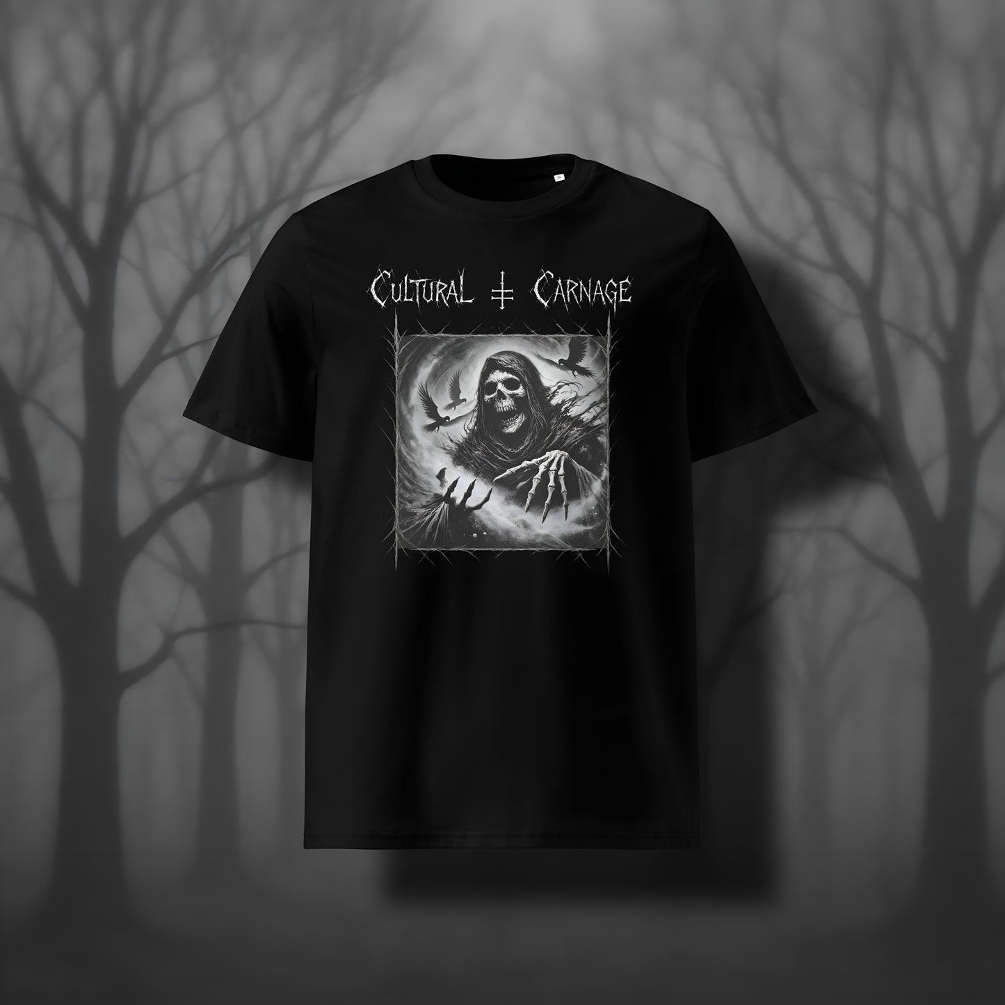 Schwarzes Unisex Gothic T-Shirt mit düsterem Frontprint: geisterhafte Sandmann-Gestalt mit Kapuze und knöchernen Händen, umgeben von Raben, Mond und Dornenrahmen; weißer Schriftzug "Cultural Carnage" darüber