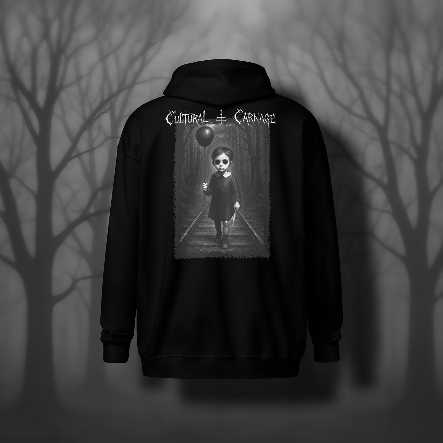 Schwarzer Gothic Zip Hoodie mit düsterem Backprint: unheimliches Kind in dunklem Kleid mit leeren Augenhöhlen und schwarzem Ballon, stehend auf Bahngleisen in einem düsteren Wald; weißer Schriftzug "Cultural Carnage" darüber