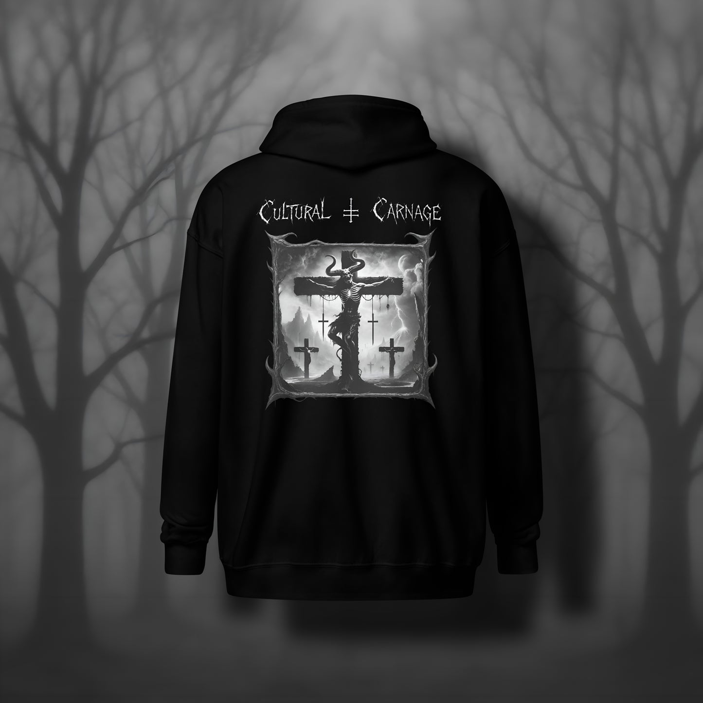 Schwarzer Gothic Zip Hoodie mit düsterem Backprint: skelettierter Dämon mit Hörnern am Kreuz, umgeben von Kreuzen und Blitzen, apokalyptische Landschaft mit Vulkanen und dunklen Wolken im Hintergrund; weißer Schriftzug "Cultural Carnage" darüber