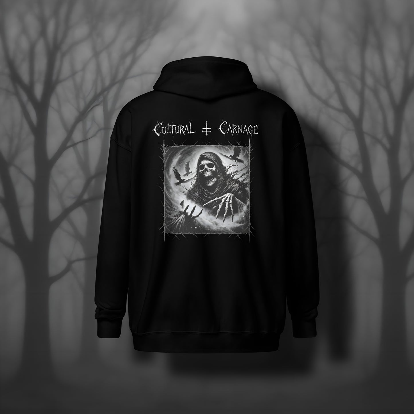 Schwarzer Gothic Zip Hoodie mit düsterem Backprint: geisterhafte Sandmann-Gestalt mit Kapuze und knöchernen Händen, umgeben von Raben, Mond und Dornenrahmen; weißer Schriftzug "Cultural Carnage" darüber