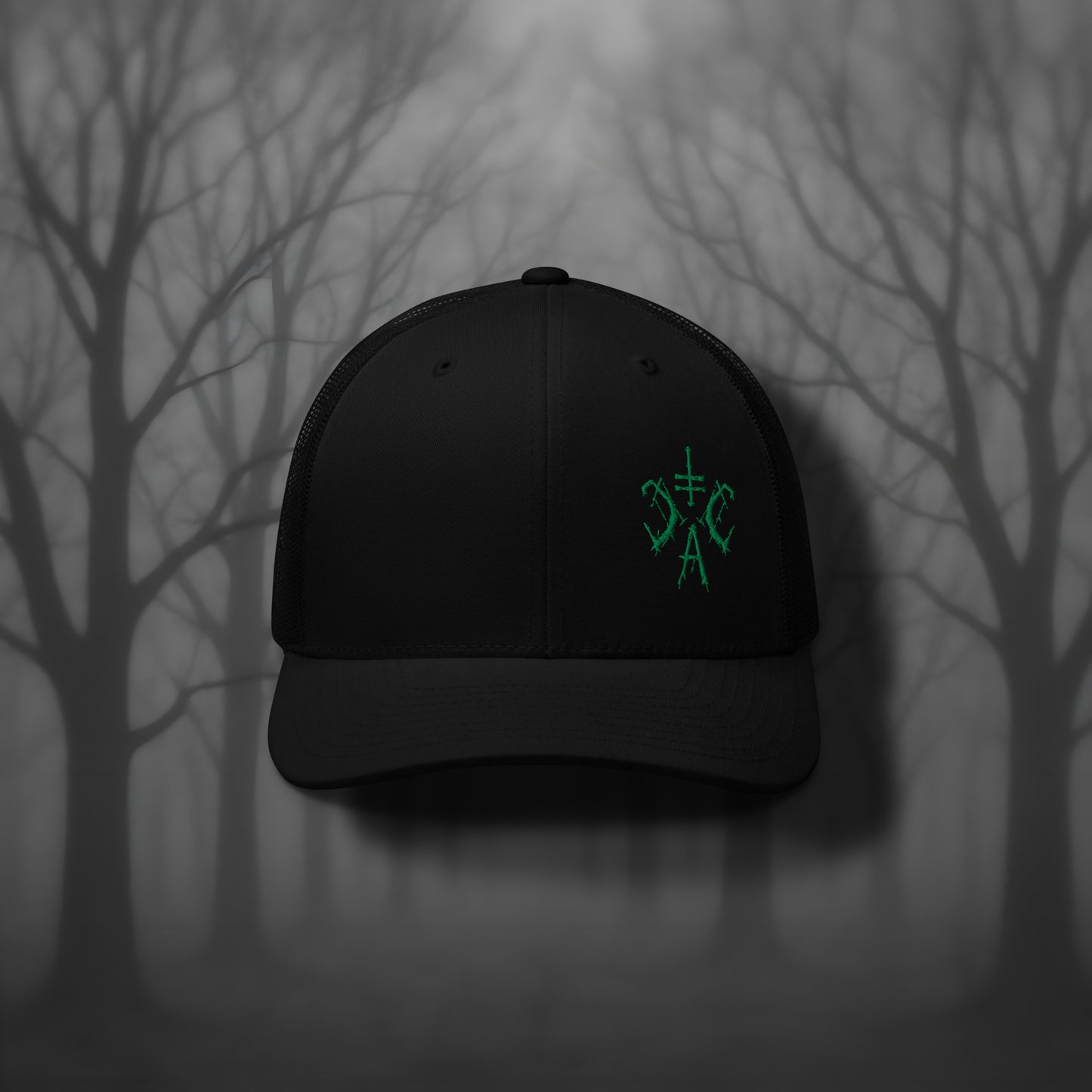 Schwarze Trucker Cap mit dunkelgrünem Cultural Carnage Apparel Logo, Mesh-Rückseite und Snapback-Verschluss – klassische Gothic Streetwear Kopfbedeckung