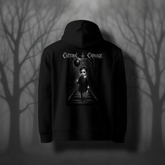 Schwarzer Gothic Hoodiemit düsterem Backprint: unheimliches Kind in dunklem Kleid mit leeren Augenhöhlen und schwarzem Ballon, stehend auf Bahngleisen in einem düsteren Wald; weißer Schriftzug "Cultural Carnage" darüber