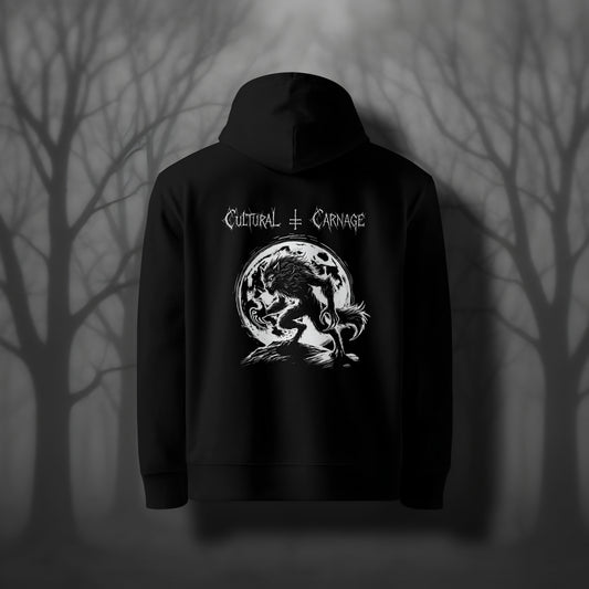 Schwarzer Gothic Hoodie mit düsterem Backprint: furchteinflößender Werwolf mit gesträubtem Fell vor großem, vollmondbeleuchtetem Hintergrund; weißer Schriftzug "Cultural Carnage" darüber