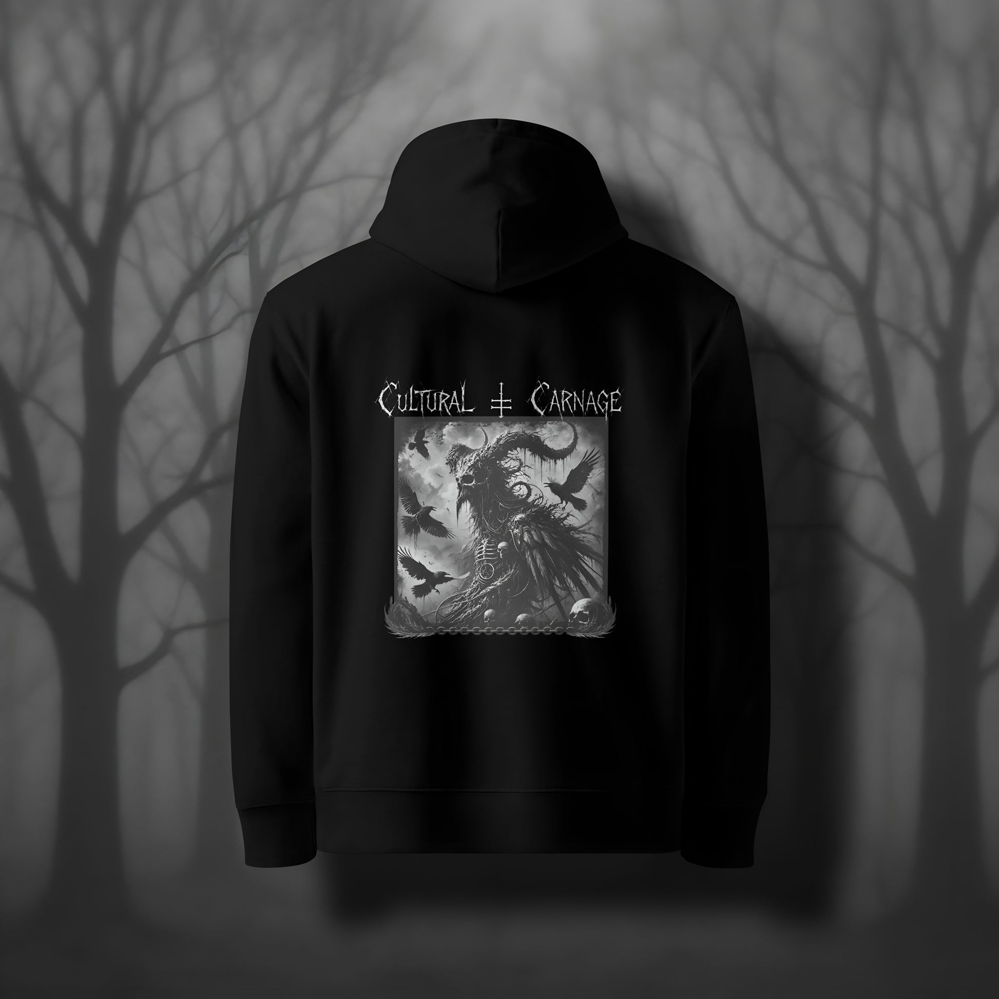 Schwarzer Gothic Hoodie mit düsterem Backprint: vogelartiger, gehörnter Dämon im Mantel, umgeben von fliegenden Raben, Schädel im Vordergrund; weißer Schriftzug "Cultural Carnage" darüber