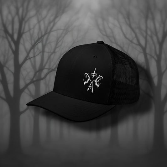 Schwarze Trucker Cap mit weißem Cultural Carnage Apparel Logo, Mesh-Rückseite und Snapback-Verschluss – klassische Gothic Streetwear Kopfbedeckung
