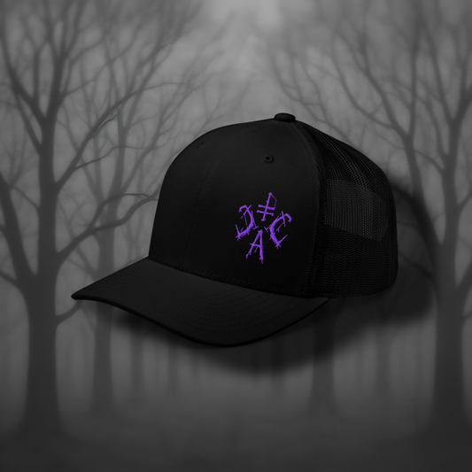Schwarze Trucker Cap mit violettem Cultural Carnage Apparel Logo, Mesh-Rückseite und Snapback-Verschluss – klassische Gothic Streetwear Kopfbedeckung