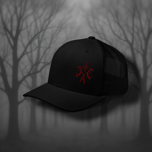 Schwarze Trucker Cap mit rotem Cultural Carnage Apparel Logo, Mesh-Rückseite und Snapback-Verschluss – klassische Gothic Streetwear Kopfbedeckung