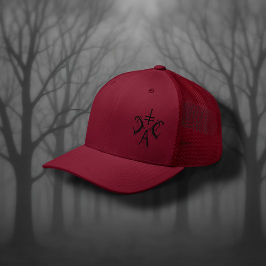 Dunkelrote Trucker Cap mit schwarzem Cultural Carnage Apparel Logo, Mesh-Rückseite und Snapback-Verschluss – klassische Gothic Streetwear Kopfbedeckung